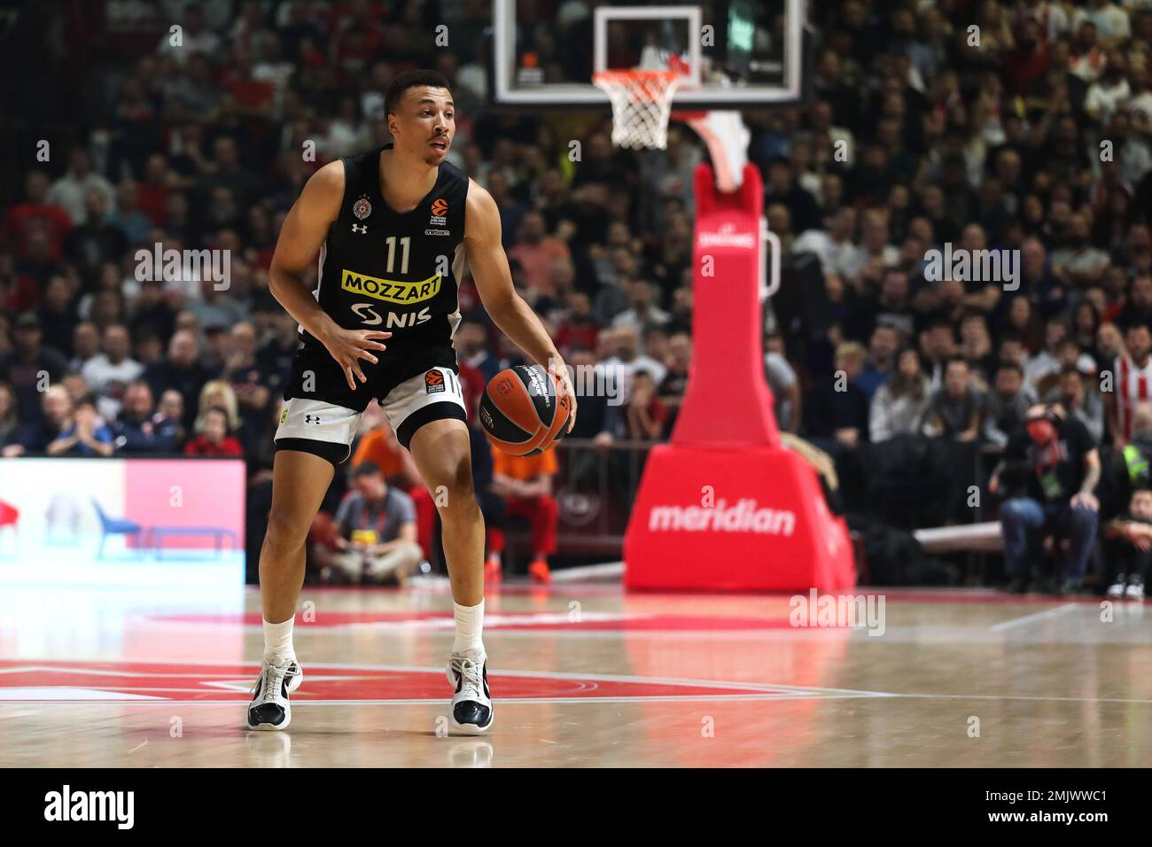 Belgrad, Serbien, 27. Januar 2023. Dante Exum von Partizan Mozzart Bet Belgrad bricht mit dem Ball während des EuroLeague-Spiels der Turkish Airlines 2022/2023 zwischen Crvena Zvezda mts Belgrad gegen Partizan Mozzart Bet Belgrad in der Aleksandar Nikolic Hall in Belgrad, Serbien. 27. Januar 2023. Kredit: Nikola Krstic/Alamy Stockfoto