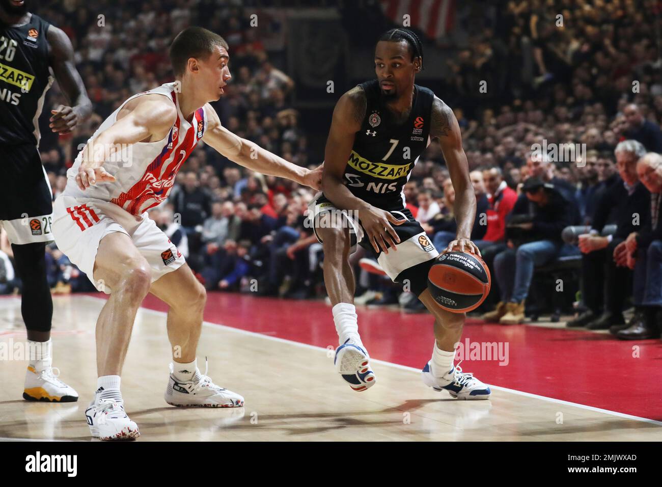 Belgrad, Serbien, 27. Januar 2023. Kevin Punter von Partizan Mozzart Bet Belgrad fährt während des EuroLeague-Spiels 2022/2023 von Turkish Airlines zwischen Crvena Zvezda mts Belgrad gegen Partizan Mozzart Bet Belgrad in der Aleksandar Nikolic Hall in Belgrad, Serbien, in den Korb. 27. Januar 2023. Kredit: Nikola Krstic/Alamy Stockfoto