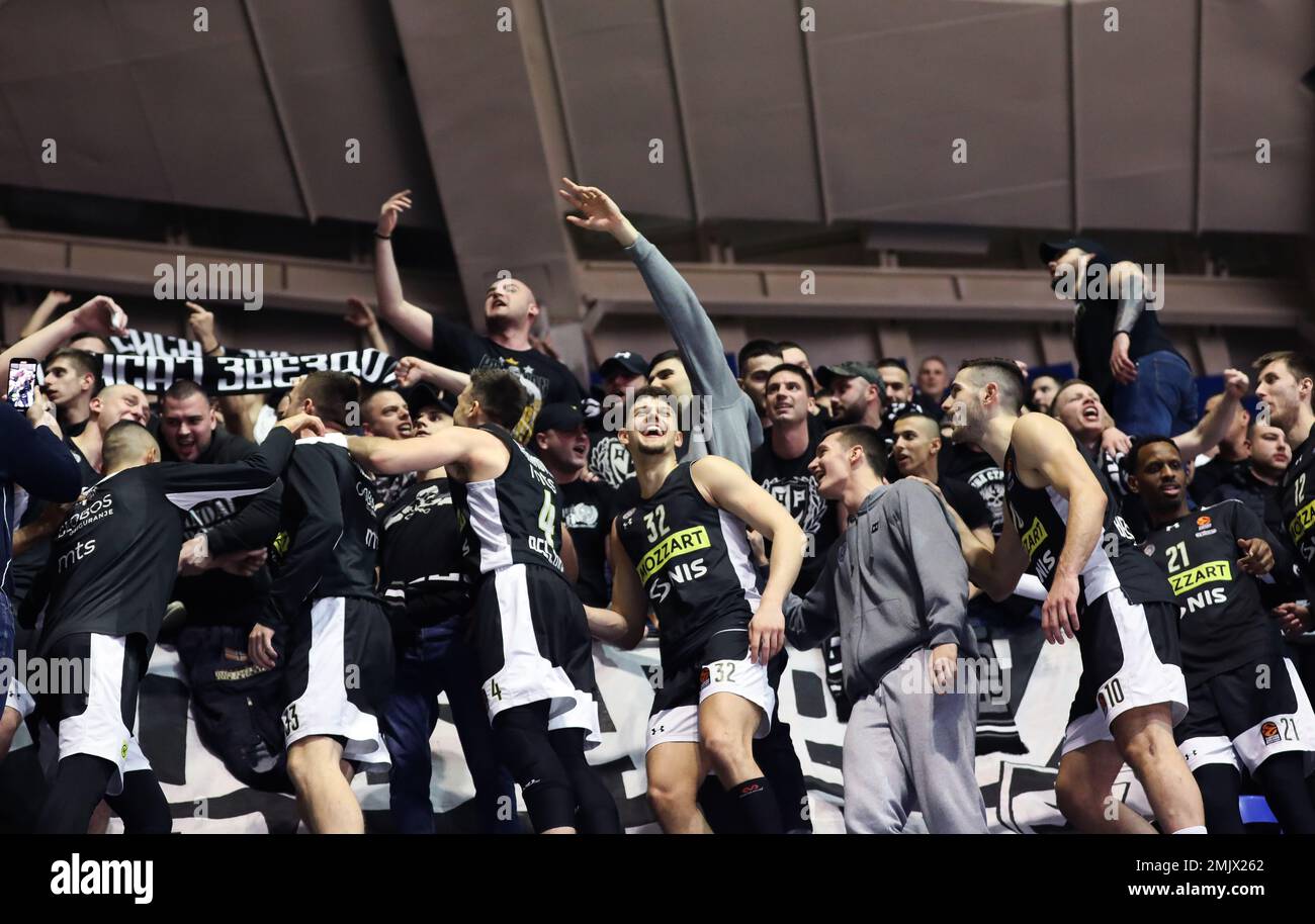 Belgrad, Serbien, 27. Januar 2023. Die Spieler von Partizan Mozzart Bet Belgrad feiern den Sieg mit den Fans beim EuroLeague-Spiel der Turkish Airlines 2022/2023 zwischen Crvena Zvezda mts Belgrad gegen Partizan Mozzart Bet Belgrad in der Aleksandar Nikolic Hall in Belgrad, Serbien. 27. Januar 2023. Kredit: Nikola Krstic/Alamy Stockfoto