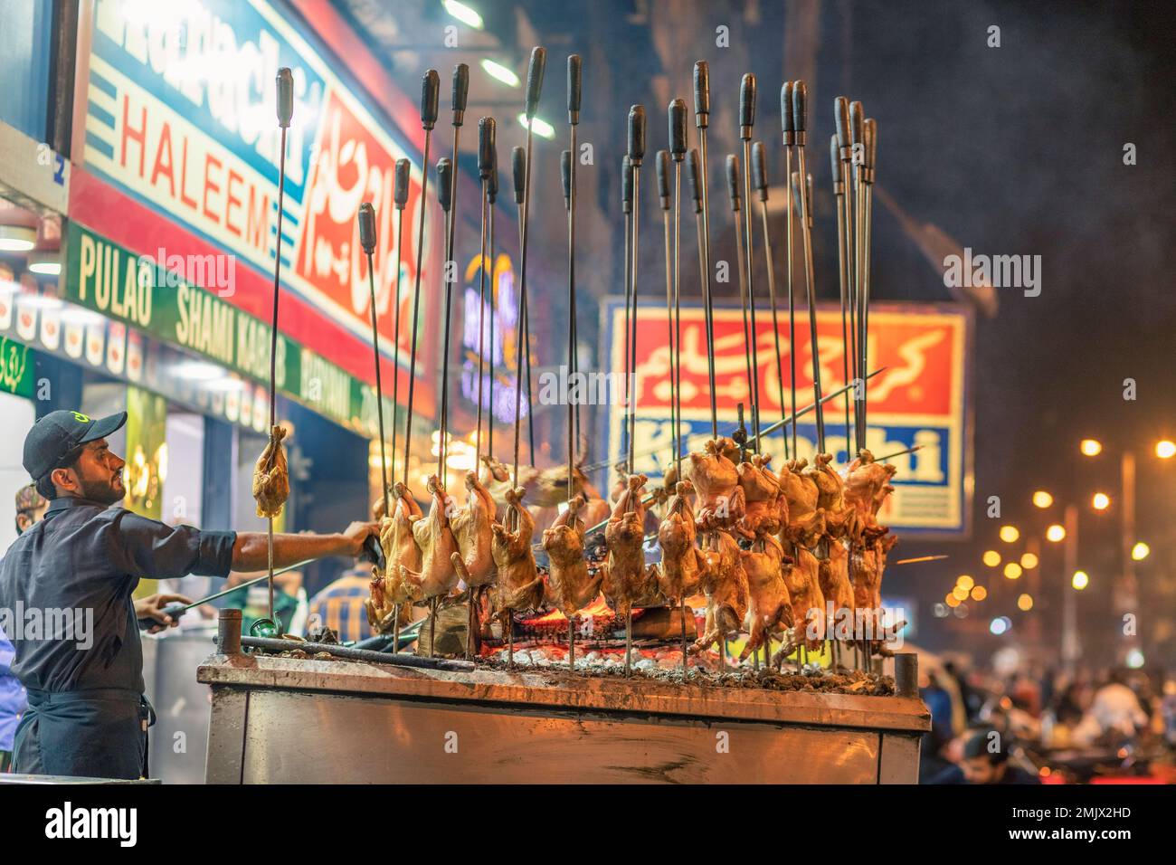 karatschi pakistan 2022, karatschi Stadtbild, Wahrzeichen von karatschi, Buns Road Food Street bei Nacht, Restaurants von Karatschi, Street Food aus pakistan, Verkaufsstände Stockfoto