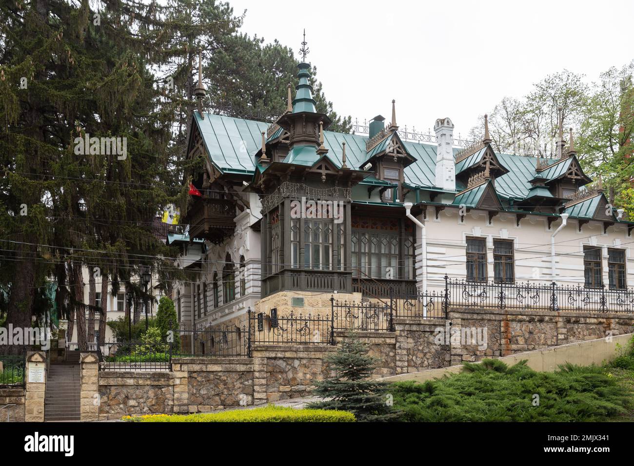 Kislowodsk, Russland - 8. Mai 2022: Schönes Haus in Kislowodsk. Literarisches und musikalisches Museum Dacha Chaliapin Stockfoto