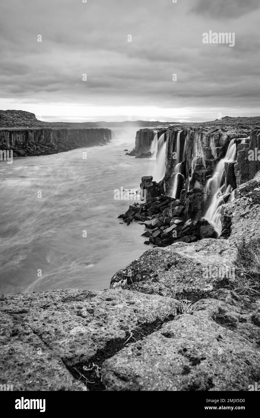 Dettifoss Wasserfall, Island. Schwarz-Weiß abstraktes, lang belichtetes Traumbild eines der größten Wasserfälle in Europa. Berühmtes Wahrzeichen Stockfoto