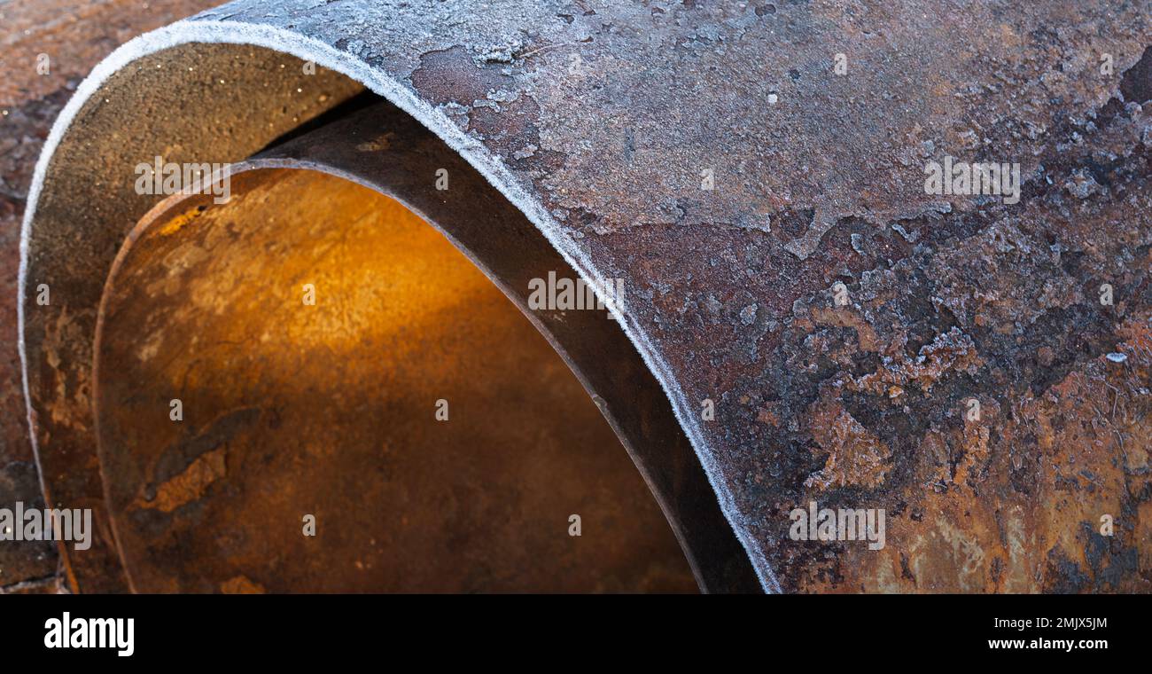 Abstrakter industrieller Hintergrund. Rostige Metallrohre mit Nahaufnahme mit selektivem Fokus Stockfoto