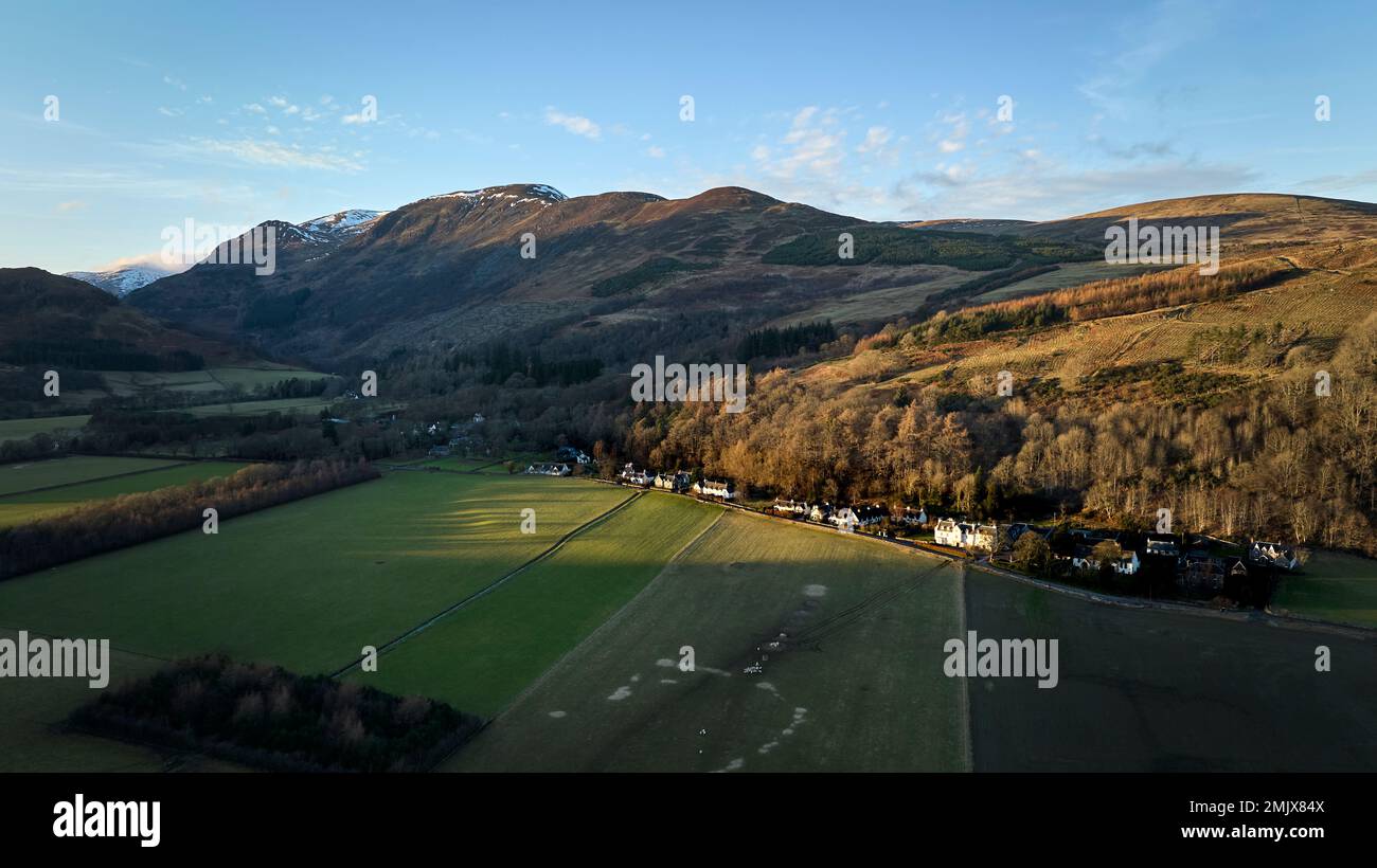 Luftaufnahme des Dorfes Fortingall in der niedrigen Wintersonne mit Peststein, Fortingall Hotel und Kirche mit Fortingall Yew. Stockfoto