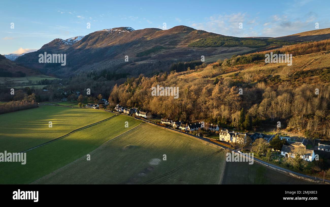 Luftaufnahme des Dorfes Fortingall in der niedrigen Wintersonne mit Peststein, Fortingall Hotel und Kirche mit Fortingall Yew. Stockfoto