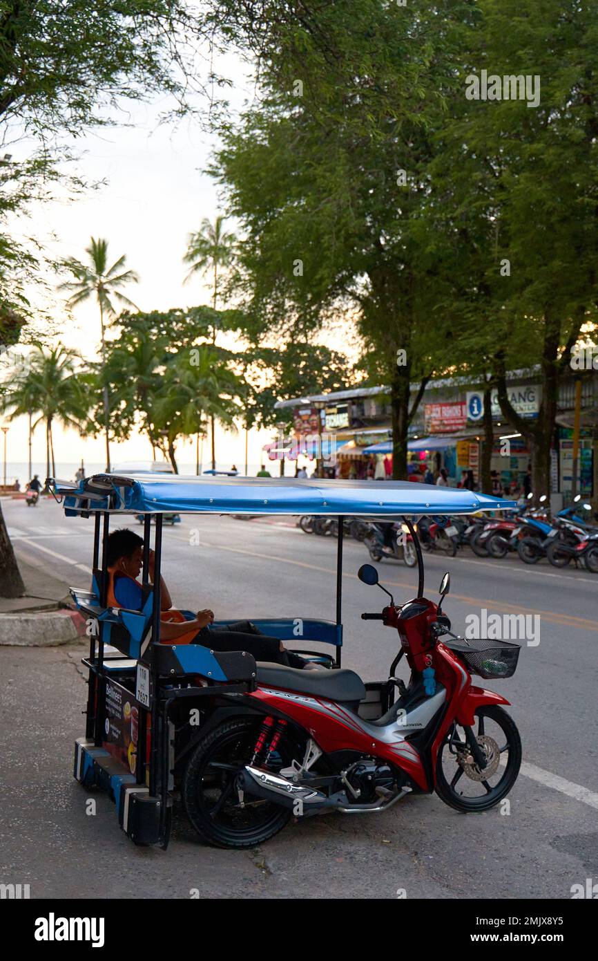 Motorradkabine parken. Motoriksha ruht auf dem Motorrad und wartet auf Kunden. Thailand, Krabi - 10.12.2022 Stockfoto