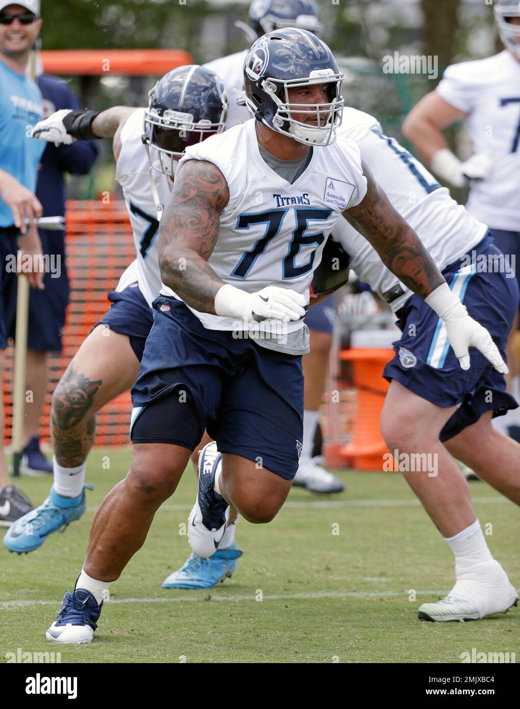 Tennessee Titans offensive guard Rodger Saffold (76) runs a drill during an organized team activity at the Titans' NFL football training facility Tuesday, May 21, 2019, in Nashville, Tenn. (AP Photo/Mark Humphrey) Stockfoto