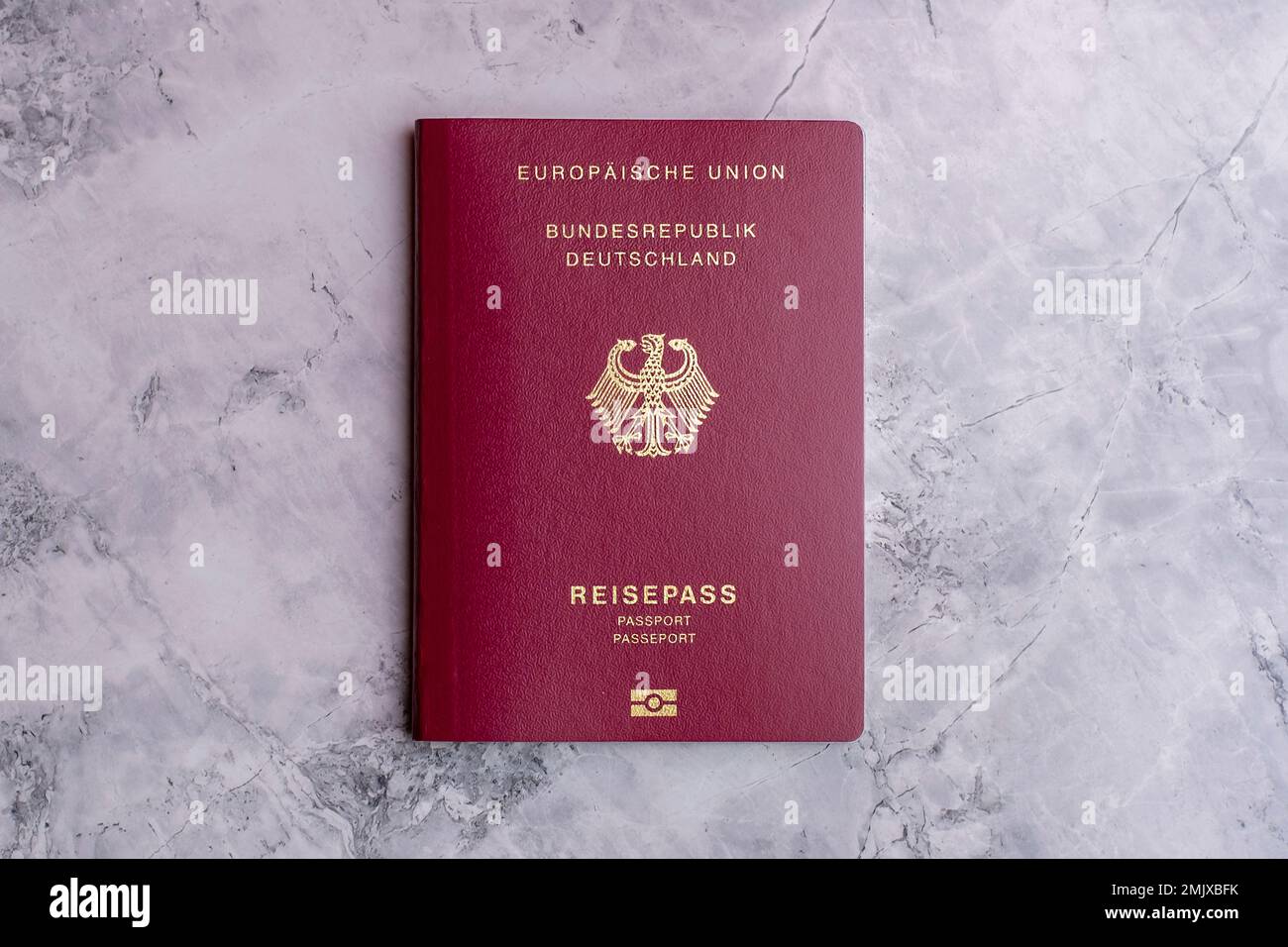 Nahaufnahme eines deutschen Passes. Reisedokumente und Pässe auf dem Marmorhintergrund. Visa-Dokumente und -Dokumente. Einwanderung und Flüchtlinge. Stockfoto