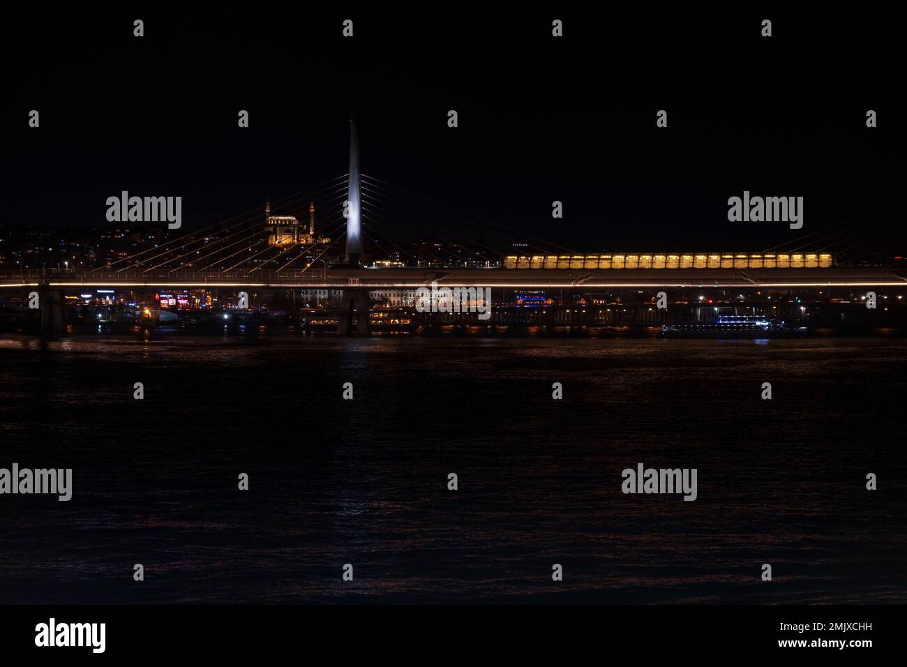Nachtansicht auf die Halic Metro Bridge von der Galata Bridge. Nächtliche Landschaften in Istanbul. Istanbul Night Silhouette. Metr Stockfoto