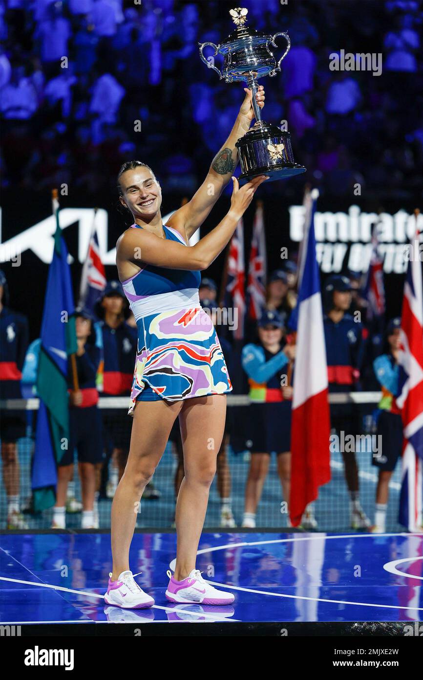 Melbourne, Australien. 28. Januar 2023. Gewinnerin Aryna Sabalenka hält am Samstag, den 28. Januar 202, die Trophäe des Australian Open 2023-Turniers im Melbourne Park © Juergen Hasenkopf / Alamy Live News Stockfoto