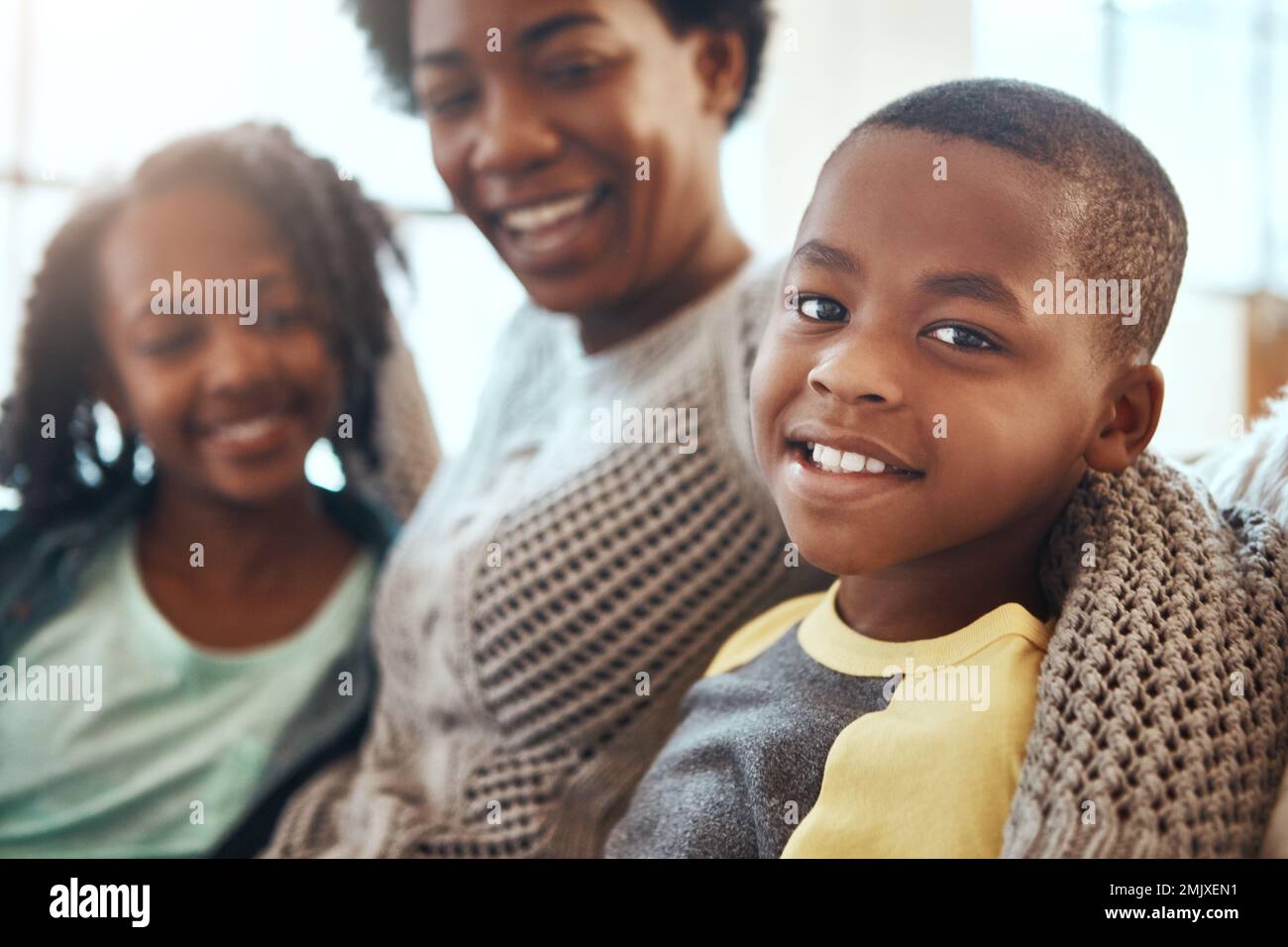 Liebe, Porträt von Mutter und Kindern, die sich auf dem Sofa für eine glückliche gemeinsame Zeit mit der Familie in einer Wohnung in Südafrika versammeln. Lächeln, Vertrauen und Unterstützung, schwarz Stockfoto