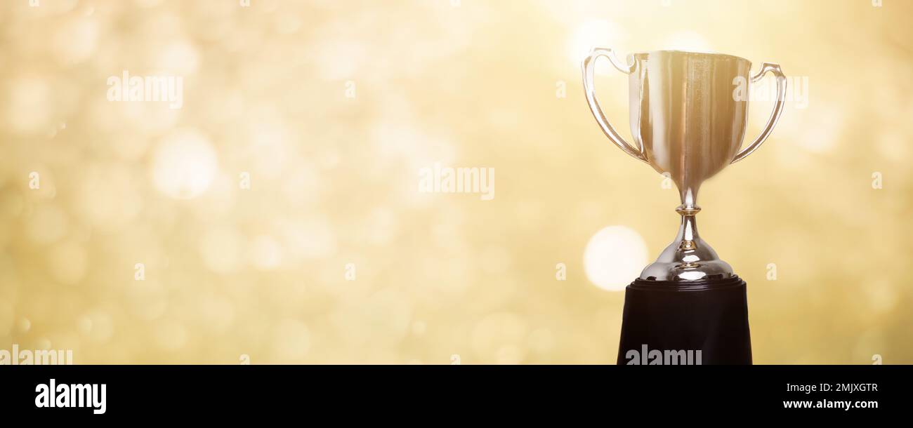 auszeichnung als goldene Trophäe mit weichem Bokeh-Gold-Hintergrund. Platz für Text kopieren. Gewinner oder 1.-Platz-Gold-Trophäen-Award-Konzept Stockfoto