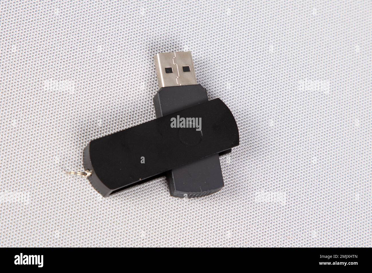 Schwarzer USB-Flash-Laufwerk-Lippe auf grauem Hintergrund öffnen Stockfoto