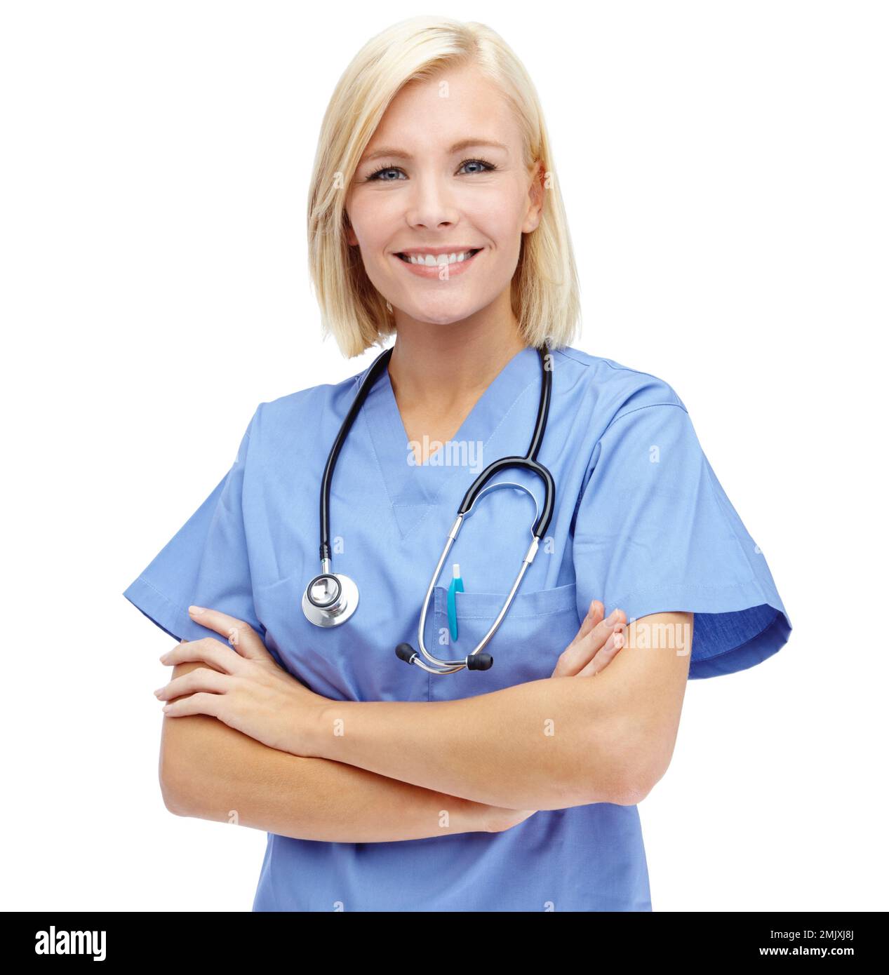 Frau, Krankenschwester und Lächeln mit gekreuzten Armen und Stethoskop für das Gesundheitswesen vor weißem Studiohintergrund. Porträt einer professionellen Ärztin Stockfoto