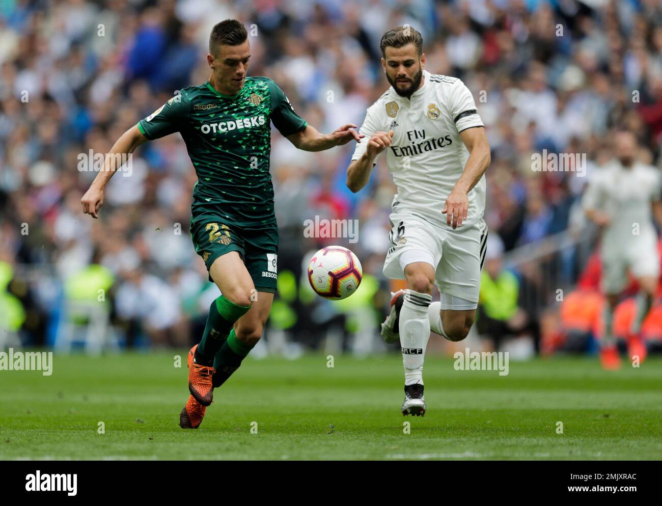 Betis player Lo Celso, left, duels for the ball against Real Madrid's Nacho Fernanzez during a Spanish La Liga soccer match at the Santiago Bernabeu stadium in Madrid, Spain, Sunday, May 19, 2019. (AP Photo/Bernat Armangue) Stockfoto