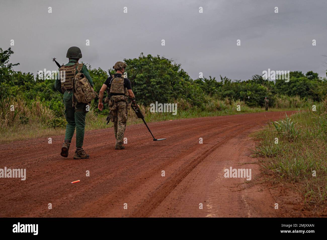 US- und Côte d'Ivoire-Spezialeinsatzkräfte führen Joint Combined Exchange Training (JCET) in Jacqueville, Elfenbeinküste, durch, 24. August 2022. Die JCETs verbessern die Beziehungen der USA zu den Partnerländern durch den Aufbau und die Aufrechterhaltung kritischer militärisch-militärischer Verbindungen sowie die Verbesserung der gemeinsamen und alliierten Bereitschaft und Interoperabilität. Stockfoto