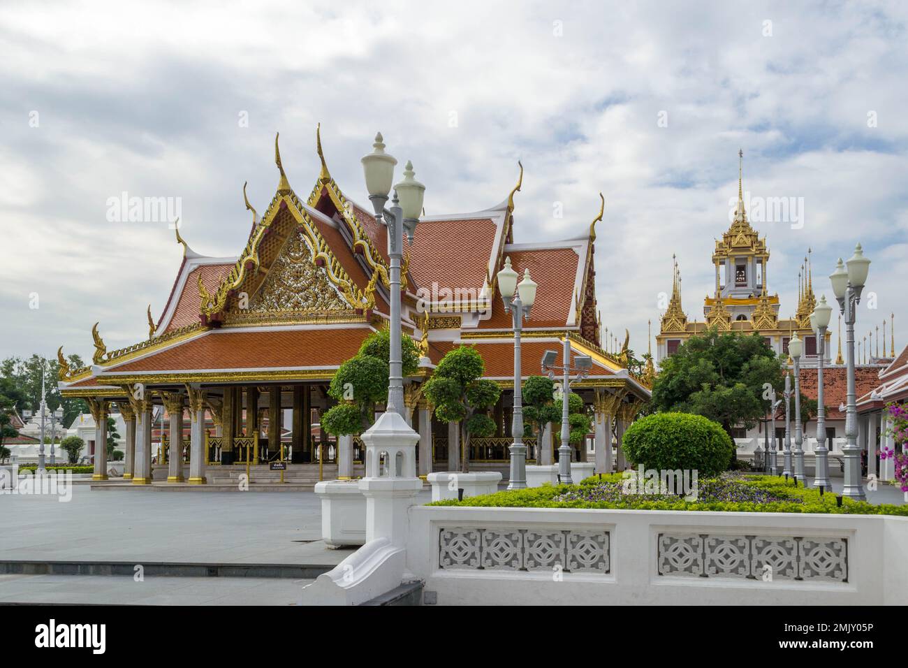 Tempel Wat Ratchanatdaram Worawihan, Loha Prasat, Bangkok, Thailand. Stockfoto