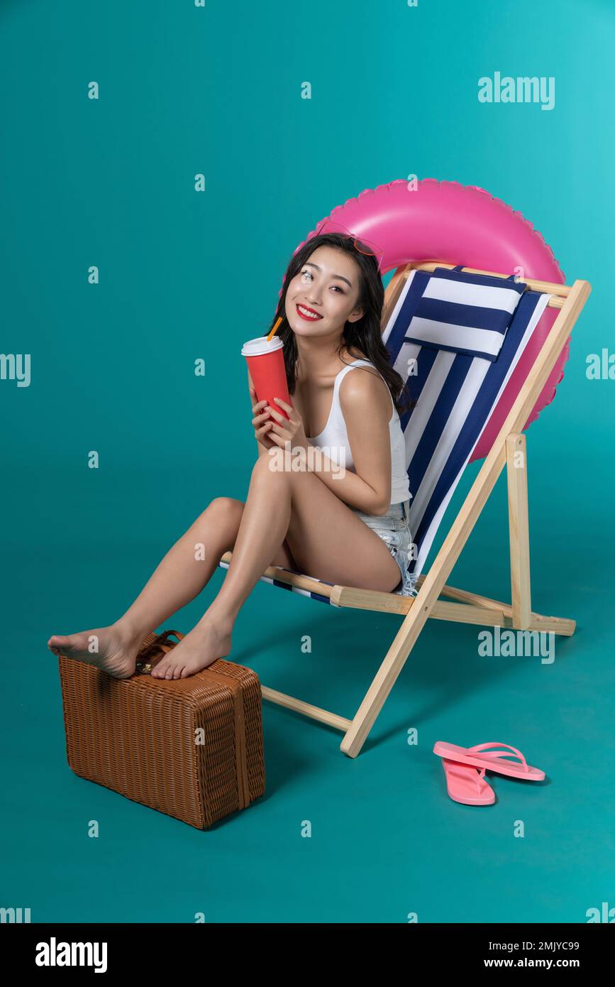 Nehmen wir den Sommer als Model für eine junge Frau Stockfoto