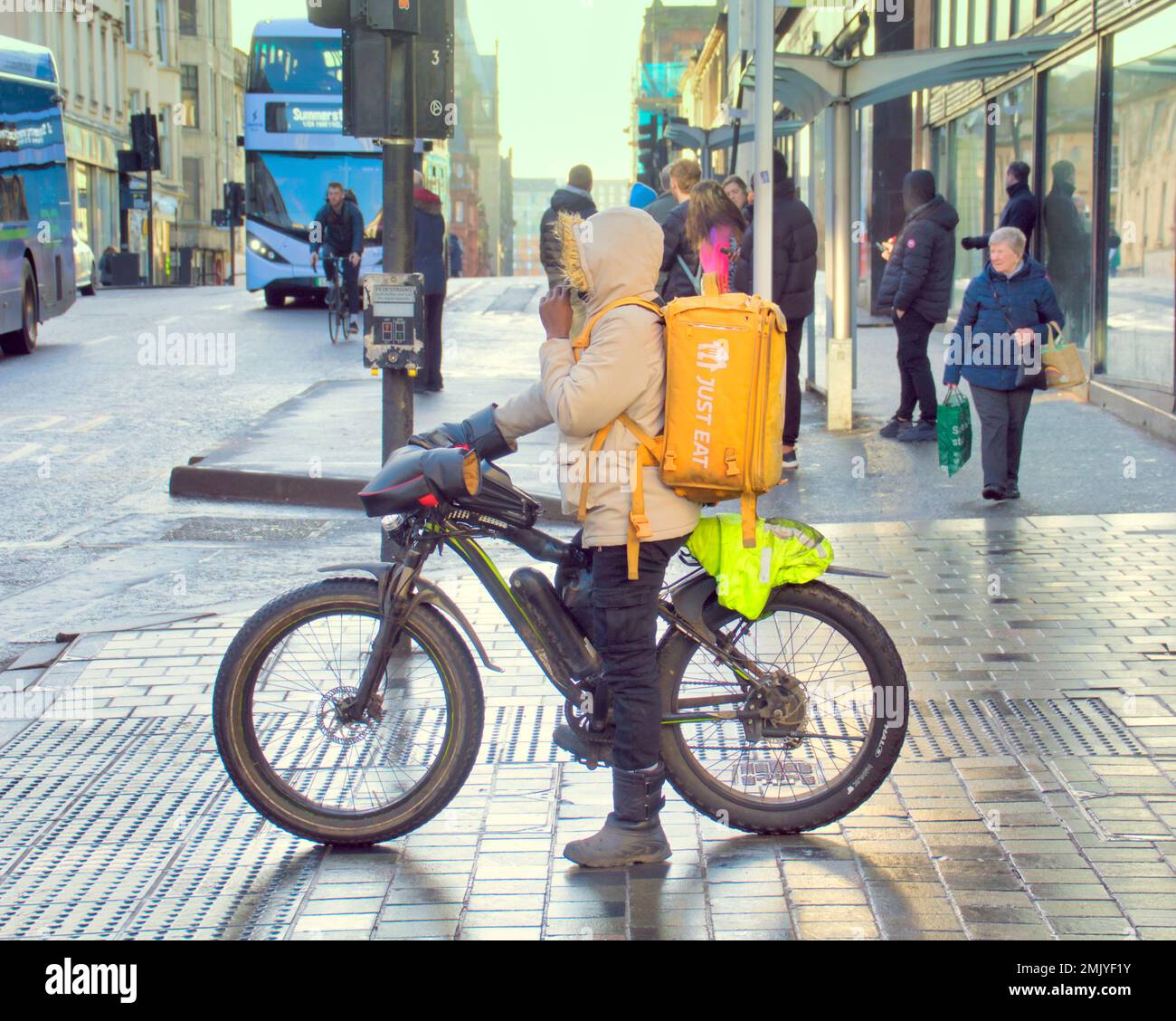 Glasgow, Schottland, Vereinigtes Königreich 28.t. Januar 2023. UK Weather: Essen Sie einfach den Fahrradfahrer kalt und nass Ich sah die Straßen uneinladend, da das Stadtzentrum renoviert oder zumindest aufgeräumt werden müsste. Credit Gerard Ferry/Alamy Live News Stockfoto