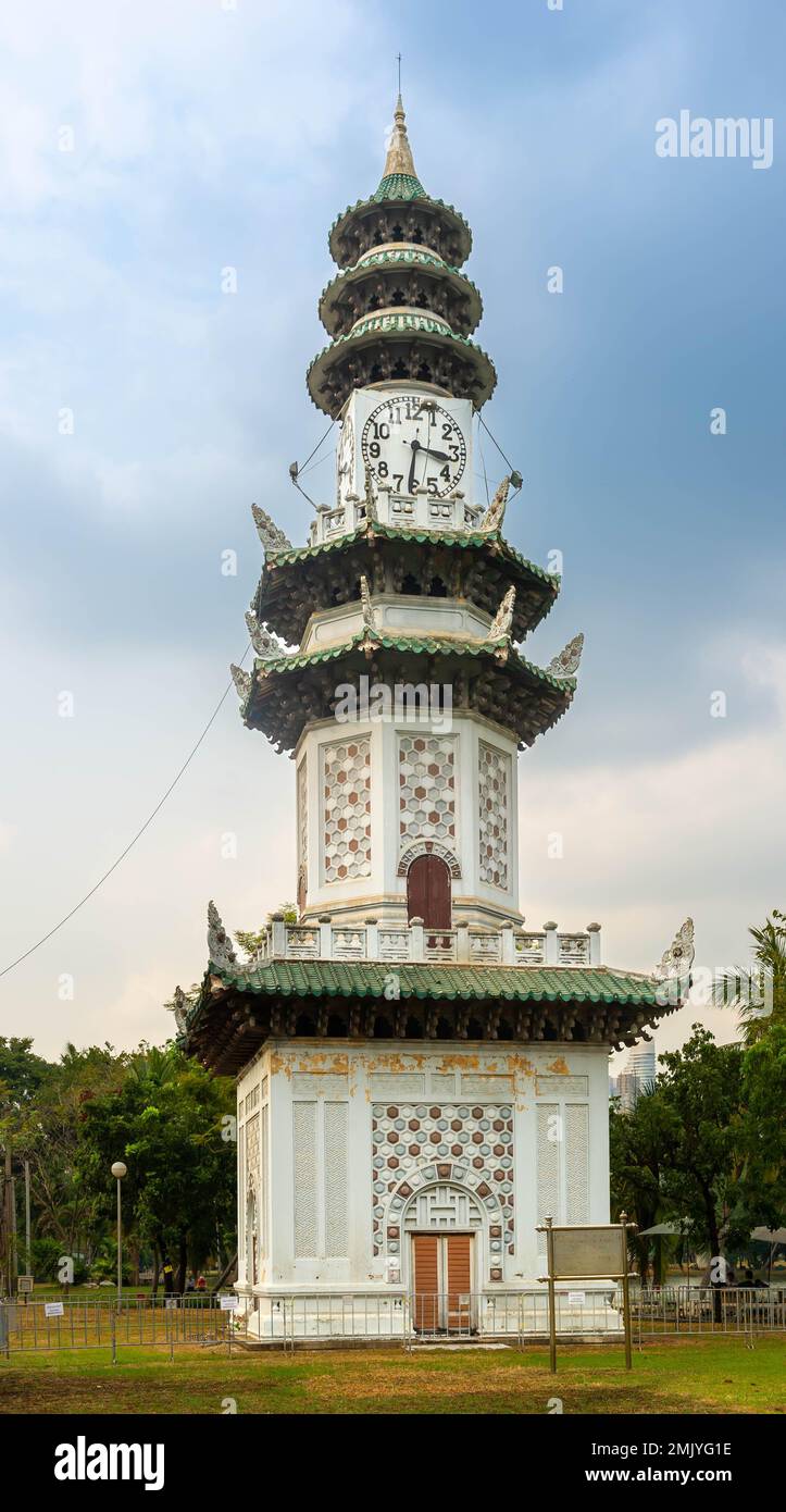 Der chinesische Uhrenturm im Lumphini Park, Bangkok, Thailand Stockfoto