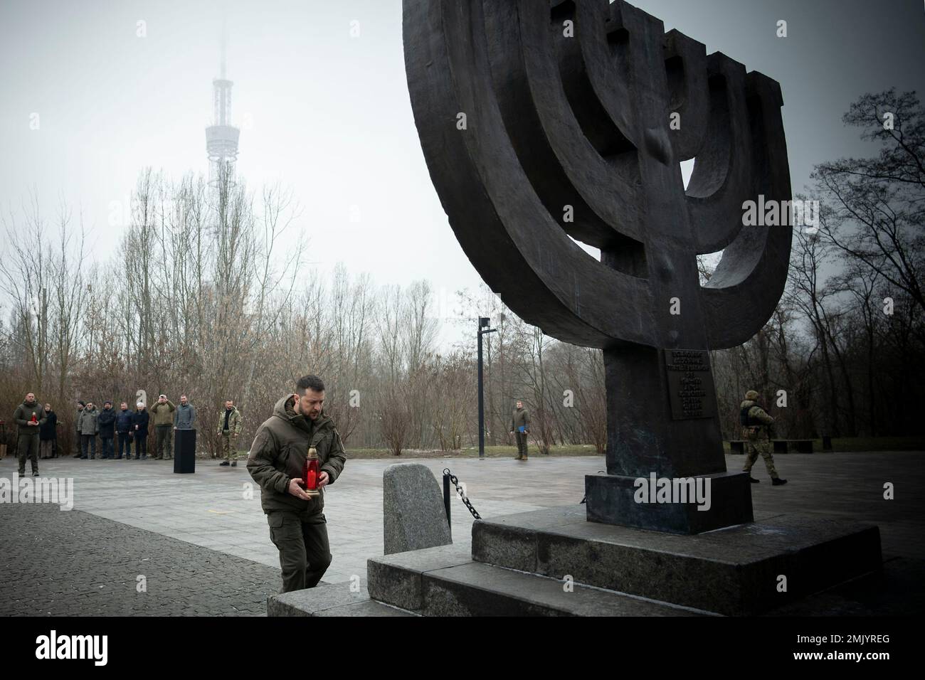 Kiew, Ukraine. 27. Januar 2023. Der ukrainische Präsident Wolodymyr Zelenskyy stellt eine Kerze auf das Menorah-Denkmal zum Gedenken an den Internationalen Holocaust-Gedenktag am Babyn Yar National Historical Memorial, 27. Januar 2023 in Kiew, Ukraine. Kredit: Ukrainischer Ratsvorsitz/Pressestelle Des Ukrainischen Präsidenten/Alamy Live News Stockfoto