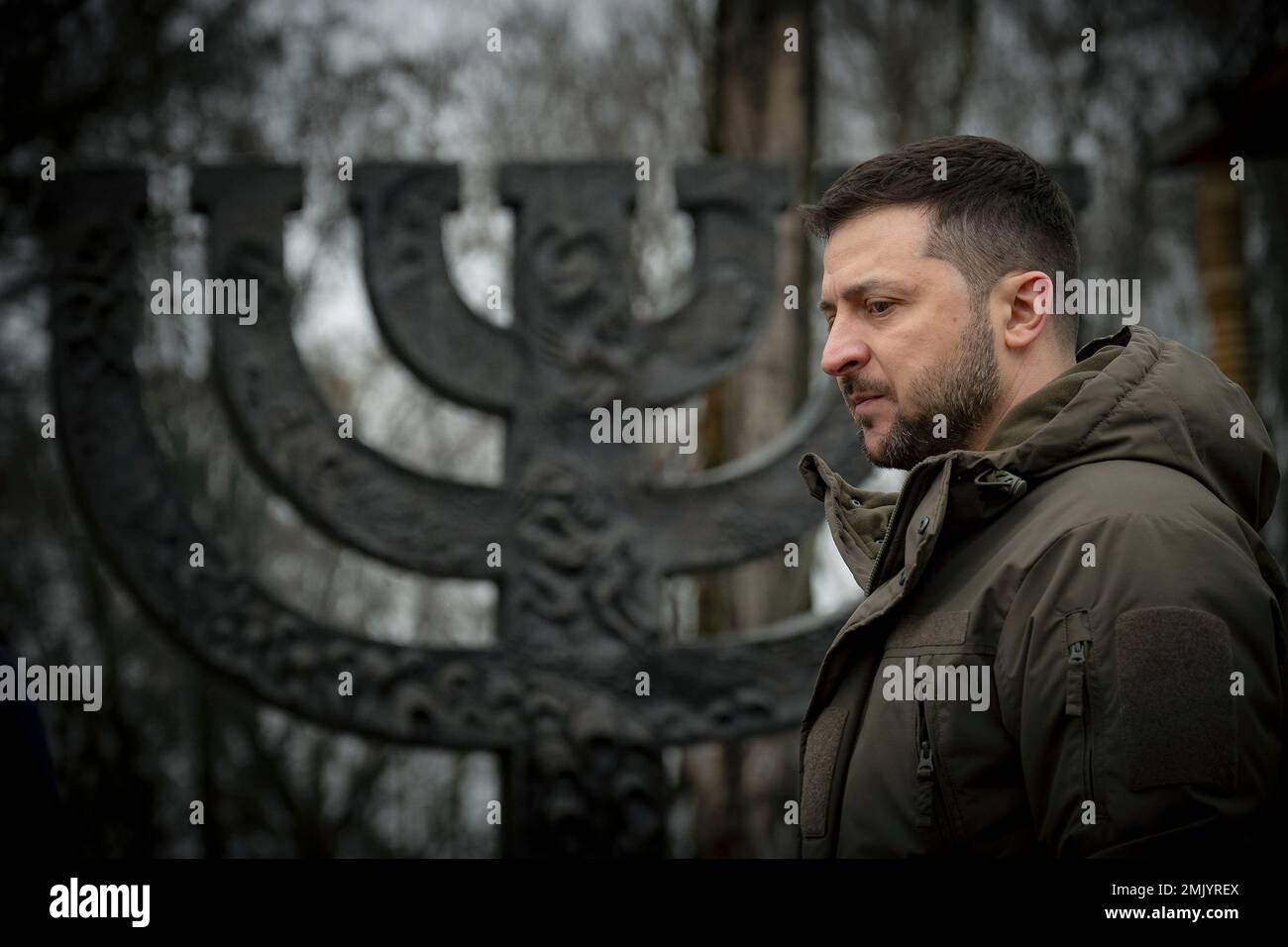 Kiew, Ukraine. 27. Januar 2023. Der ukrainische Präsident Wolodymyr Zelenskyy hält an der Menorah-Gedenkstätte zum Gedenken an den Internationalen Holocaust-Gedenktag am Babyn Yar National Historical Memorial, 27. Januar 2023 in Kiew, Ukraine, eine Schweigeminute ein. Kredit: Ukrainischer Ratsvorsitz/Pressestelle Des Ukrainischen Präsidenten/Alamy Live News Stockfoto