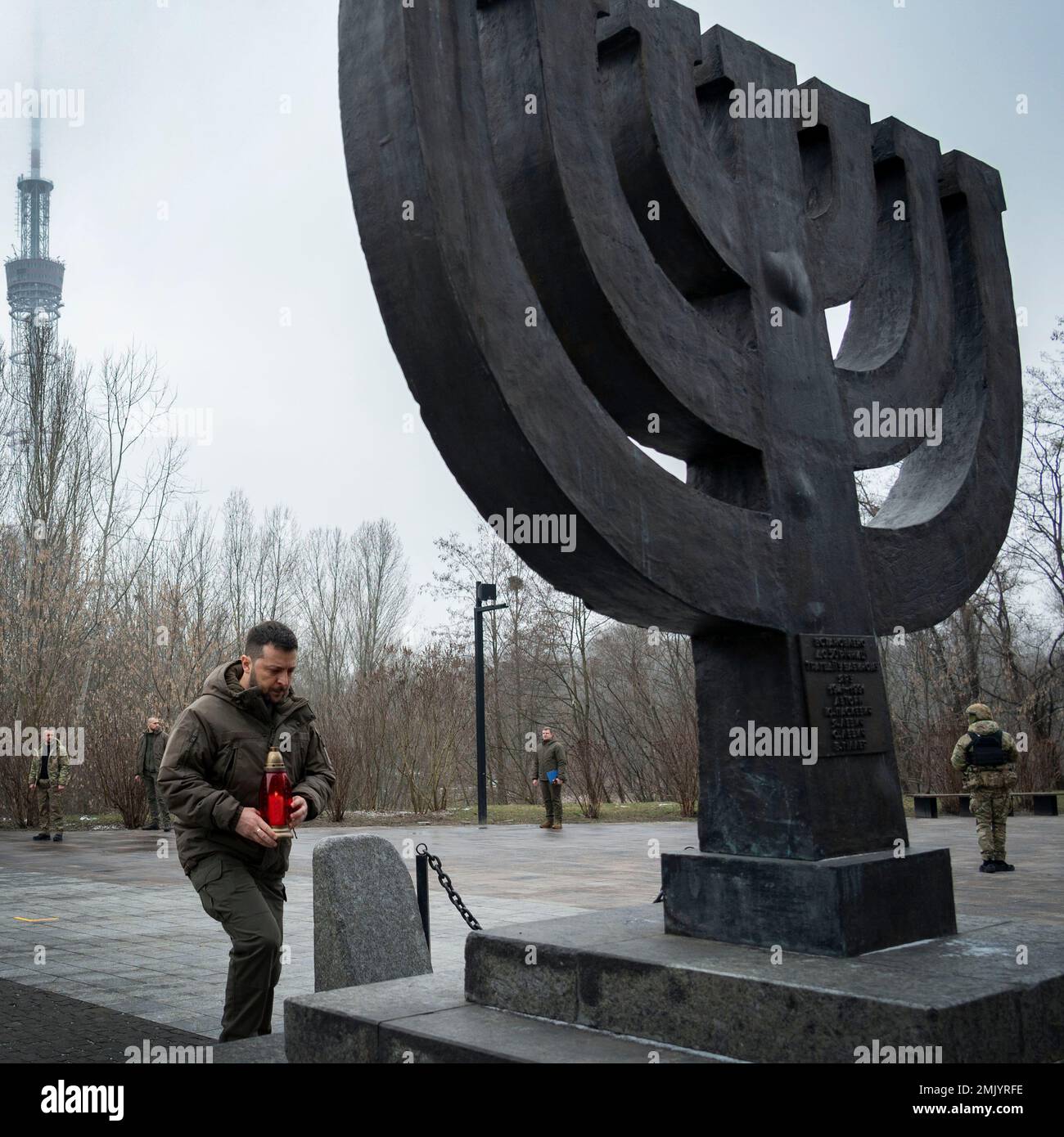 Kiew, Ukraine. 27. Januar 2023. Der ukrainische Präsident Wolodymyr Zelenskyy stellt eine Kerze auf das Menorah-Denkmal zum Gedenken an den Internationalen Holocaust-Gedenktag am Babyn Yar National Historical Memorial, 27. Januar 2023 in Kiew, Ukraine. Kredit: Ukrainischer Ratsvorsitz/Pressestelle Des Ukrainischen Präsidenten/Alamy Live News Stockfoto