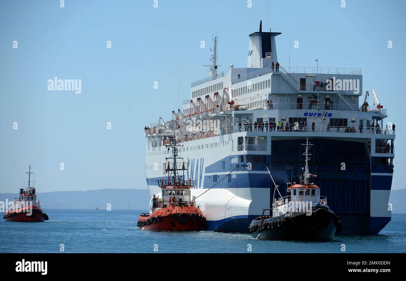 The ferry is towed into harbor, more than a day after it was supposed to arrive from the Italian port of Ancona with 250 passengers and 92 crew members on board, in Split, Croatia, Friday, May 10, 2019. An Italian ferry carrying more than 300 people has arrived in the Croatian port of Split on the Adriatic coast after getting stranded in open sea because of technical problems. (AP Photo) Stockfoto