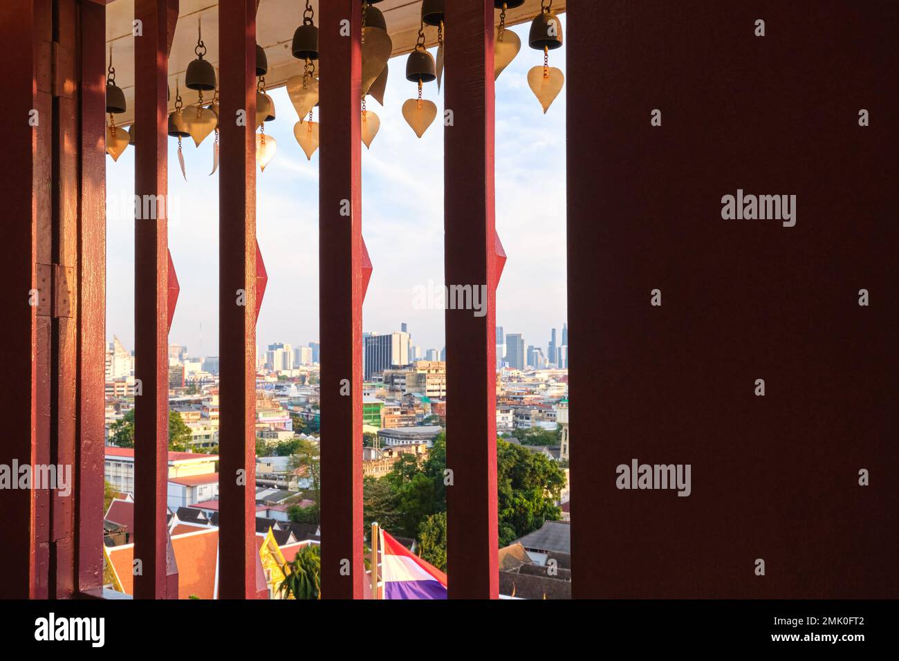 Blick auf Bangkok, Thailand durch das Fenster des buddhistischen Tempels mit Glocken. Stockfoto