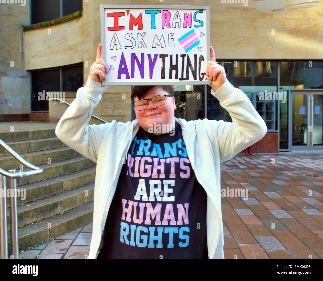 Glasgow, Schottland, Vereinigtes Königreich 28. Januar 2023. Der Trans-Aktivist Alexander Cart protestiert gegen die Donald Dewar-Statue und bietet den Bürgern einen offenen und ehrlichen dialog mit allen Fragen, die sie beantworten wollen. Ein umweltfreundlicher Protest mit einem Protest auf Kreidebasis, der für Klarheit auf den Statuen Sockel verbessert wurde, der auf Kreidebasis basiert und im Regen verschwinden wird, der die Stadt Credit Gerard Ferry/Alamy Live News heimsucht Stockfoto