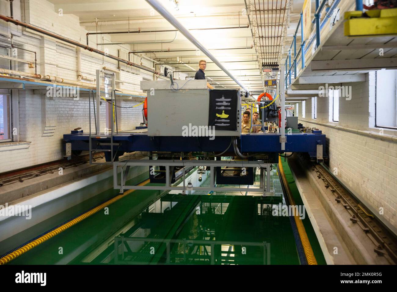 Segler, die der USS Gerald R. Ford (CVN 78) zugewiesen wurden, erleben den Schleppwagen im physikalischen Modellierbecken des hydrodynamischen Labors der Marine, während sie die University of Michigan in Ann Arbor, Michigan, besuchen, 2. September 2022. Zwölf Ford-Seeleute reisten zum jährlichen Namensvetter-Besuch des Schiffes nach Michigan, um mehr über das Erbe von Präsident Gerald R. Ford zu erfahren und sich mit lokalen Mitgliedern in Grand Rapids, Ann Arbor und Albion zu verbinden. Stockfoto