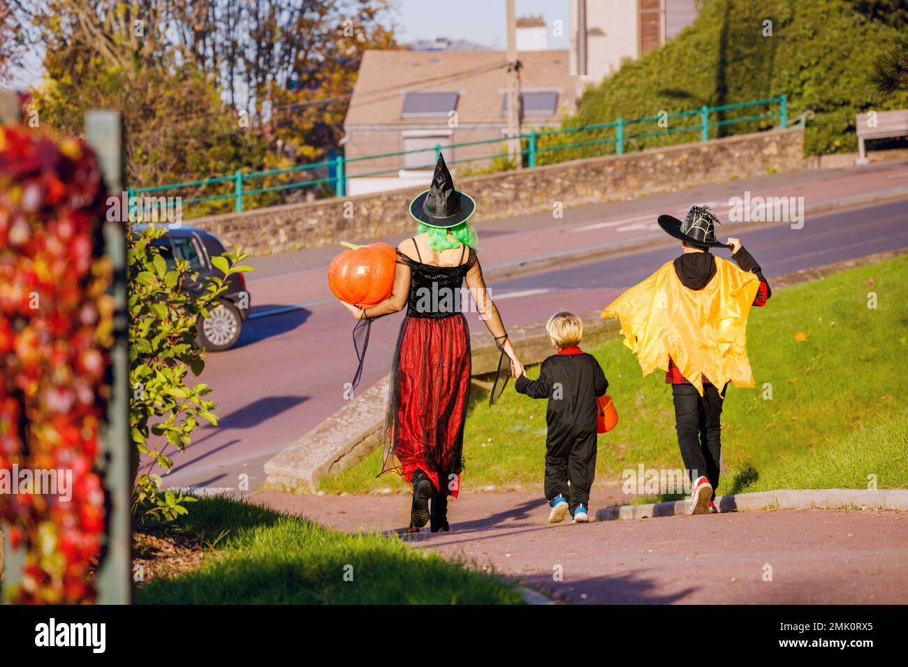 Ein Familienfoto in Halloween-Kostümen mit Kürbis Stockfoto