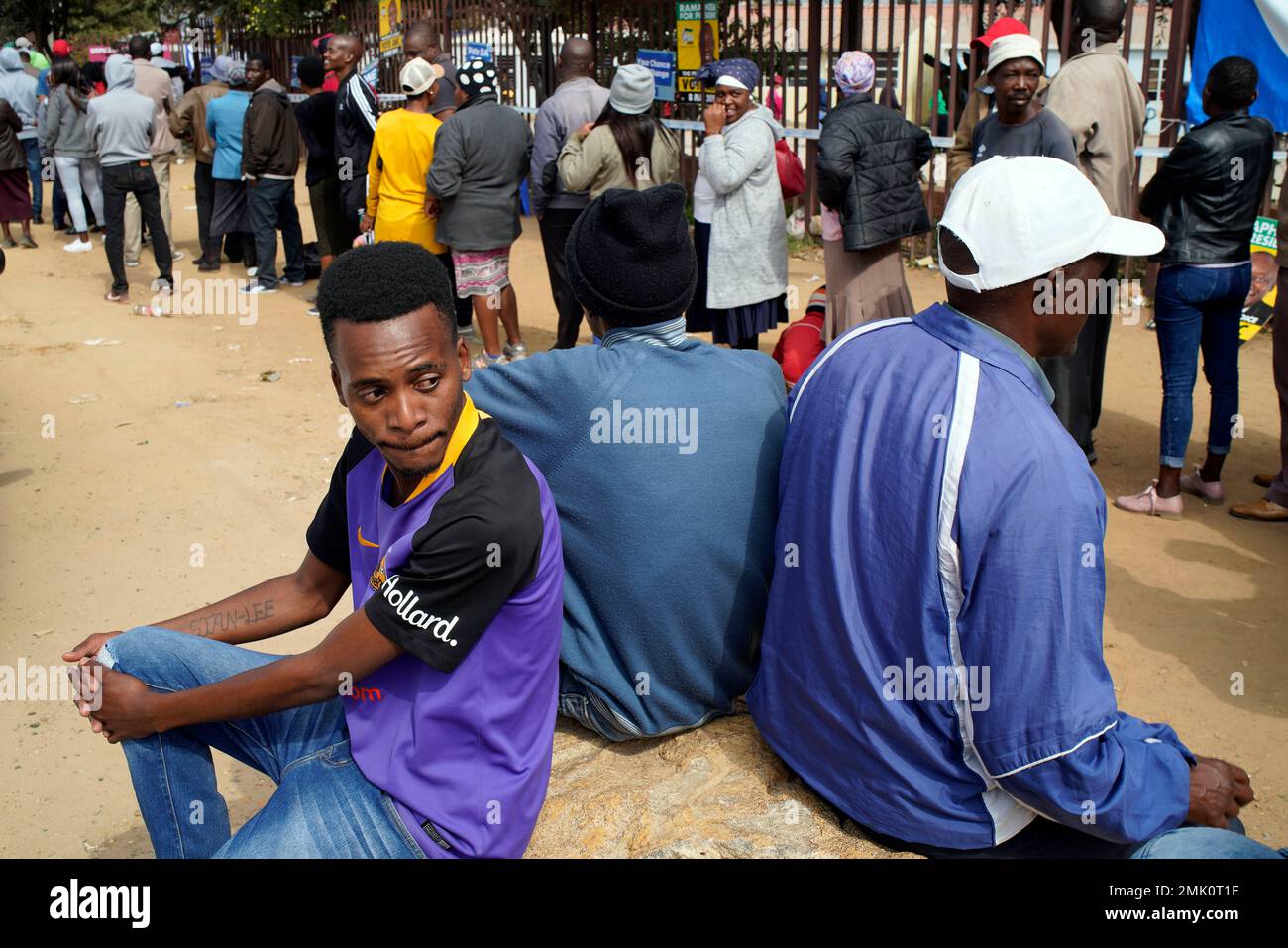 South Africans line up to cast their vote in Wednesday May 8, 2019 general elections in Diepsloot, South Africa. South Africans are voting Wednesday in a national election that pits President Cyril Ramaphosa's ruling African National Congress against top opposition parties Democratic Alliance and Economic Freedom Fighters, 25 years after the end of apartheid. (AP Photo/Jerome Delay) Stockfoto