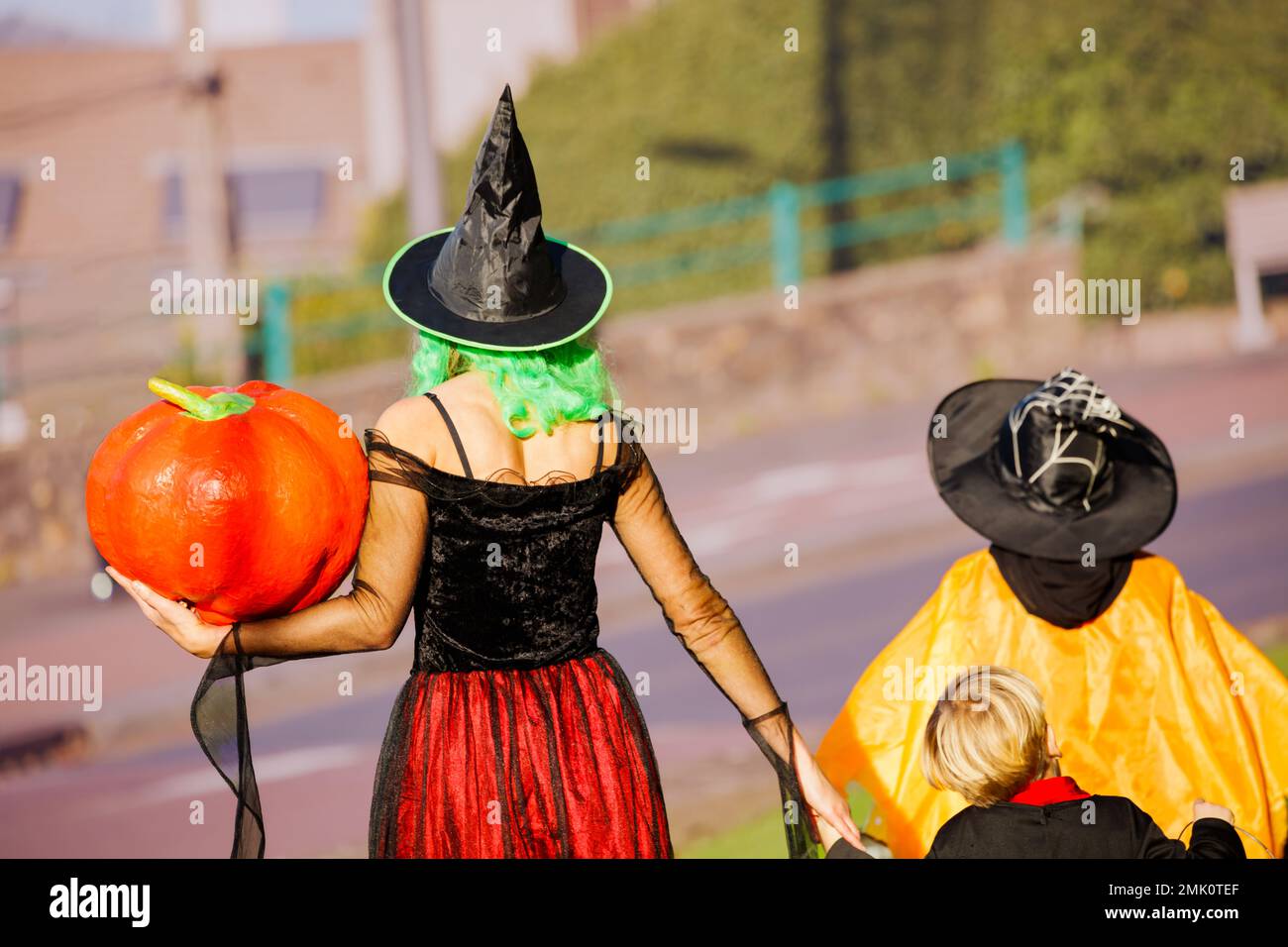 Nahporträt vom Rücken der Mutter, Kinder in Halloween-Kostümen Stockfoto