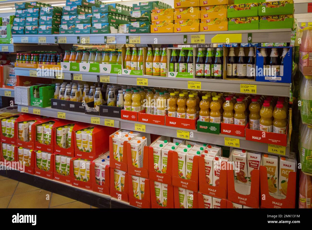 Italien - 28. Januar 2023: Fruchtsäfte in Flaschen und Dosen zum Verkauf im Regal des italienischen Supermarkts Stockfoto