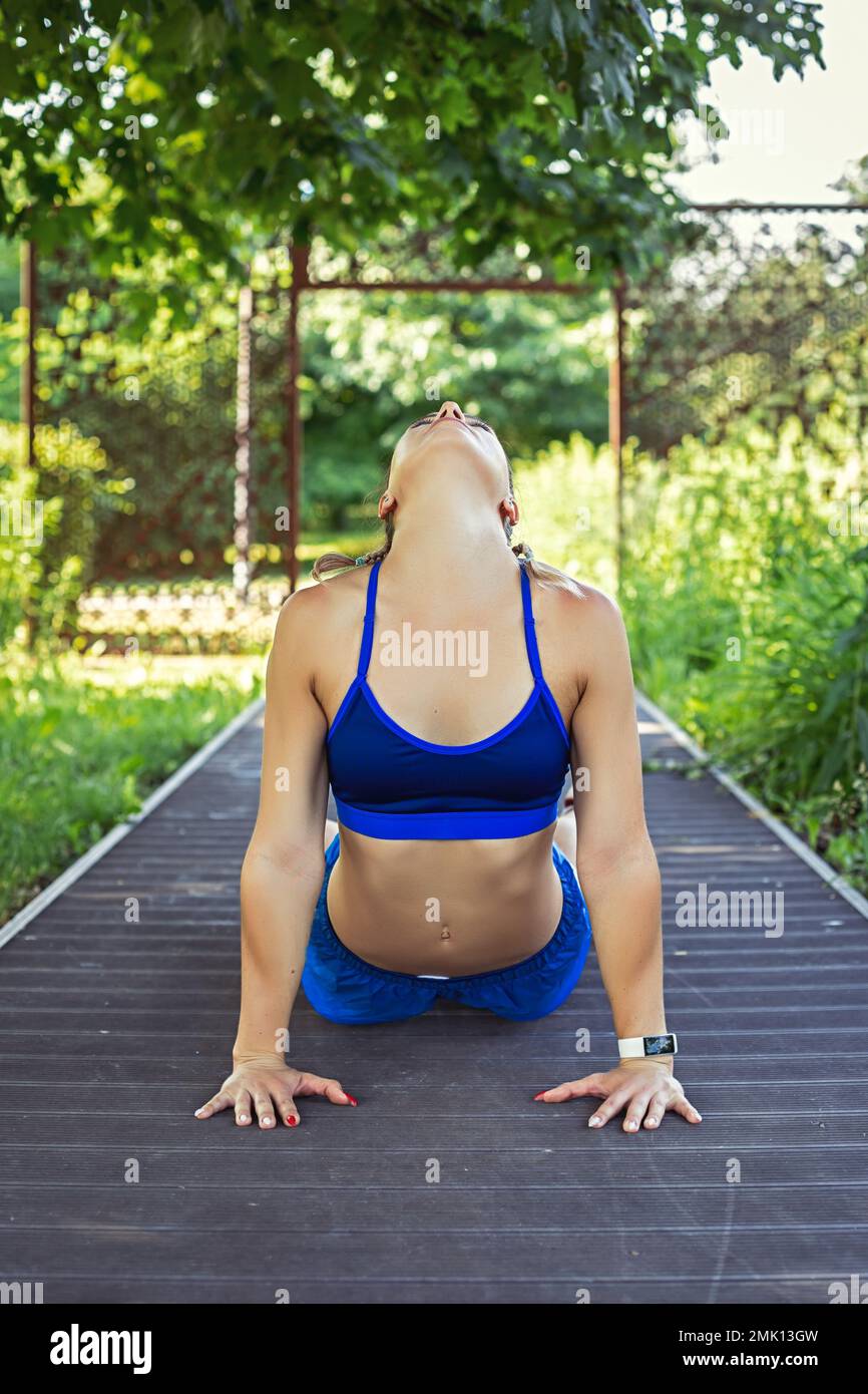 Sport Mädchen ist Training im Park. Sie dehnt sich. Stockfoto