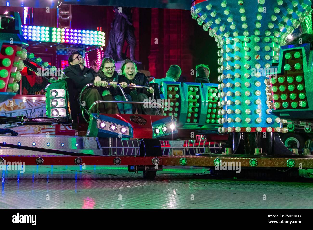 Den ganzen Spaß auf dem Jahrmarkt. Leute, die die Kirmes auf Edinburghs Weihnachtsfestival genießen Stockfoto