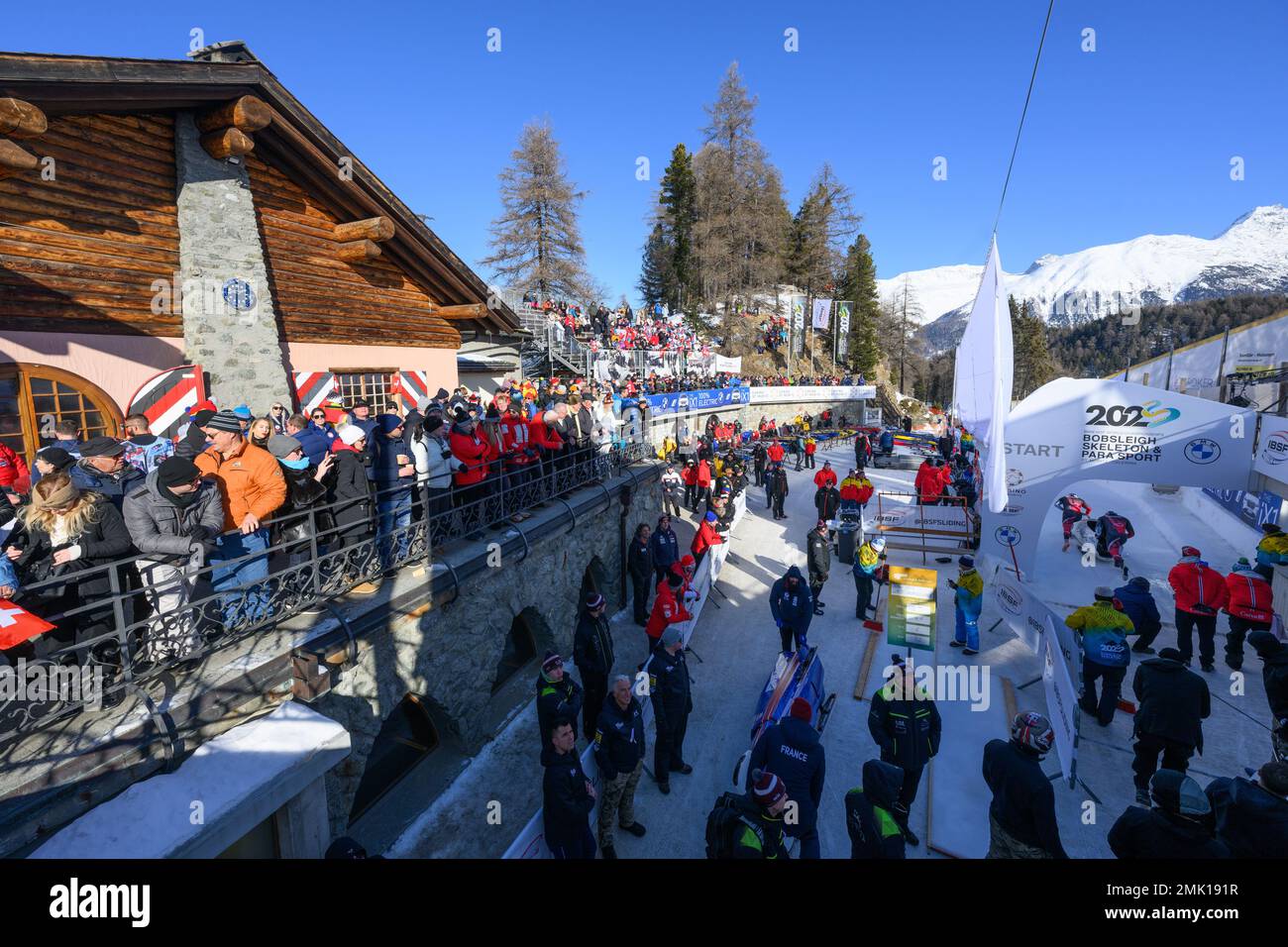 St. Moritz, Schweiz. 28. Januar 2023. Bobschlitten, Weltmeisterschaft, zwei-Mann-Bobschlitten, Männer, 1. Runde, In der Olympic Bob Run St. Moritz - Celerina. Zuschauer folgen den Anfängen. Kredit: Robert Michael/dpa/Alamy Live News Stockfoto