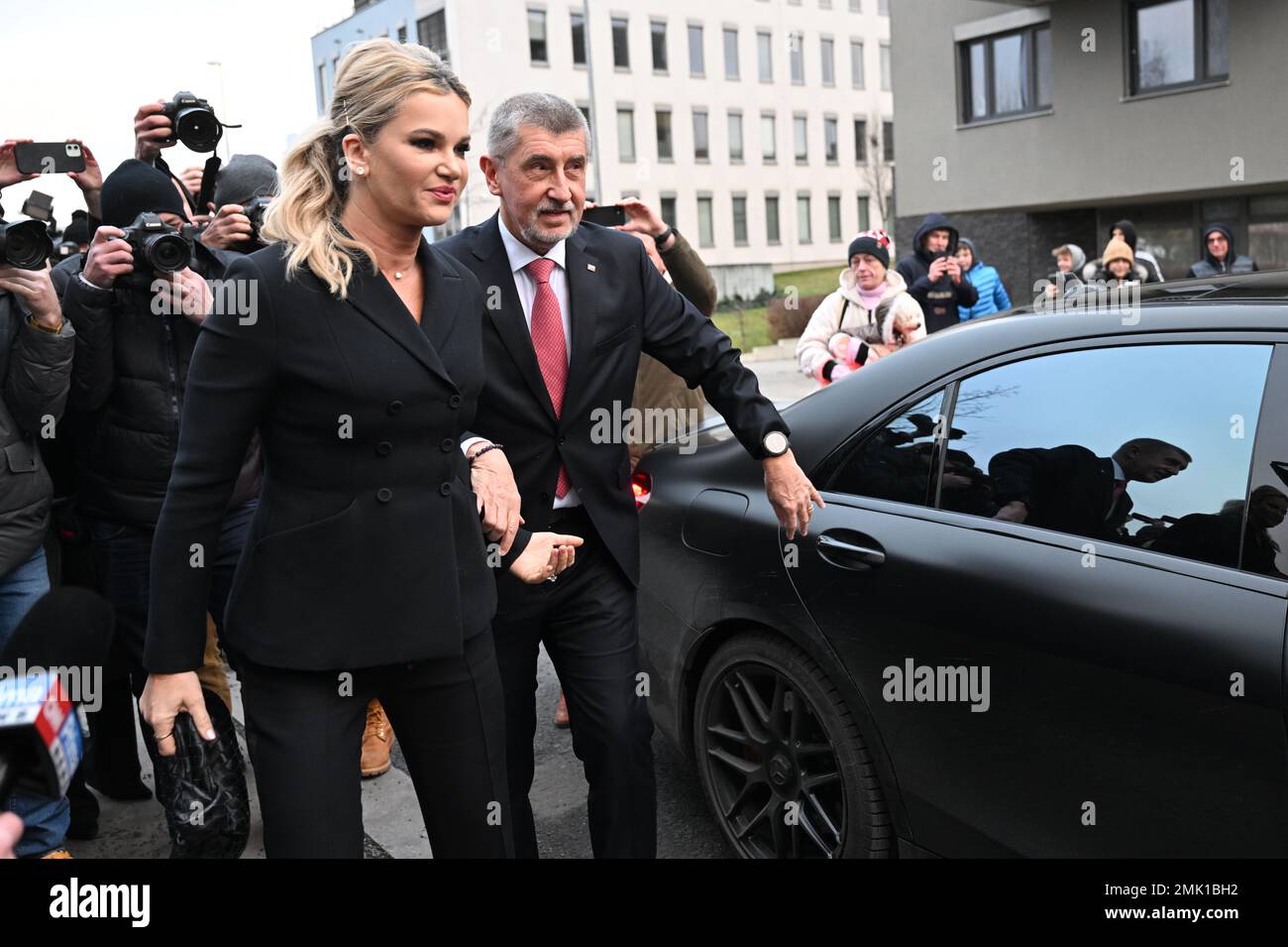 Prag, Tschechische Republik. 28. Januar 2023. Präsidentschaftskandidat Andrej Babis und seine Frau Monika Babisova nehmen nach der zweiten Runde der Präsidentschaftswahlen am 28. Januar 2023 in Prag, Tschechische Republik, an seinem Wahlquartier Teil. Kredit: Michaela Rihova/CTK Photo/Alamy Live News Stockfoto