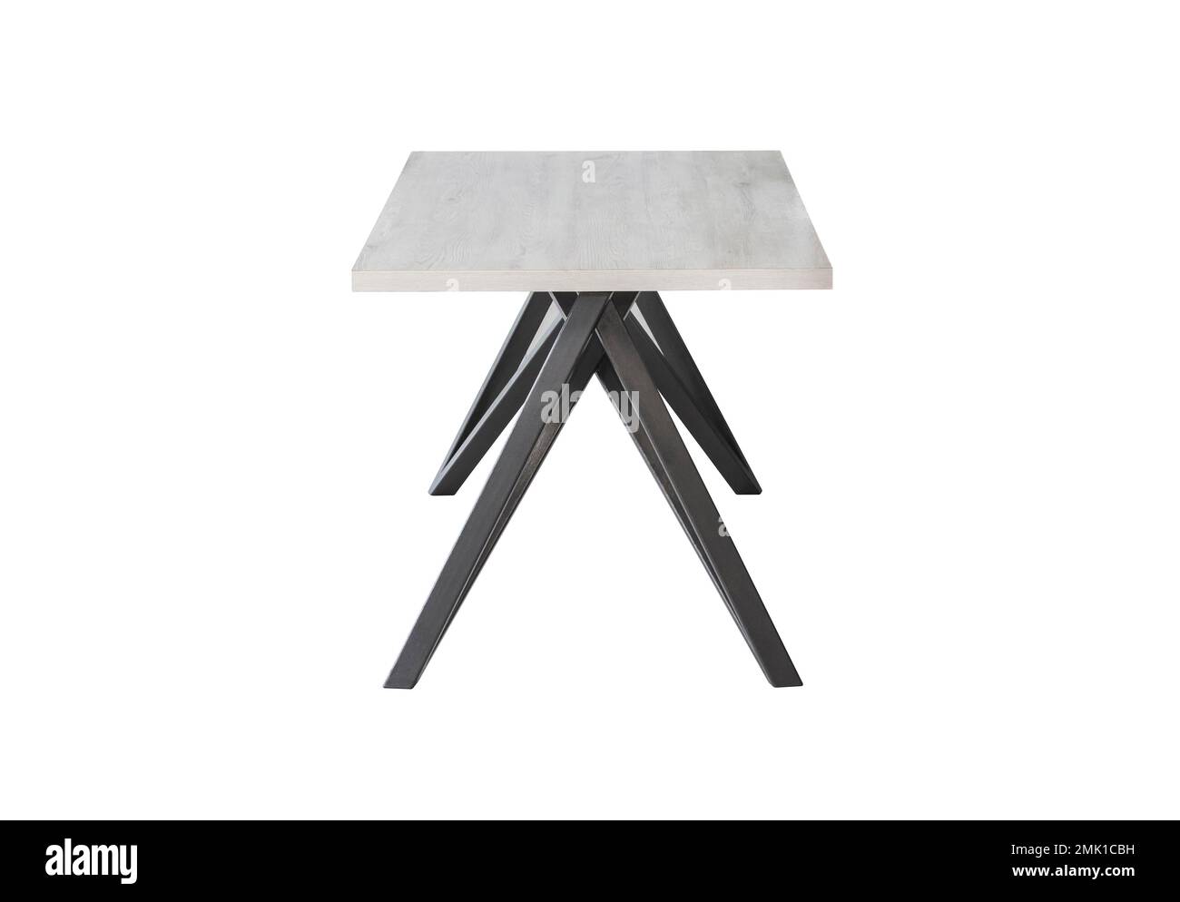Holztisch mit Metallbeinen auf weißem Hintergrund. Innenelement Stockfoto