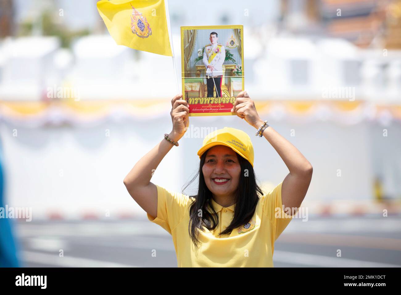 A Thai woman displays a portrait of King Maha Vajiralongkorn during his ongoing coronation ceremonies Sunday, May 5, 2019, in Bangkok, Thailand. King Vajiralongkorn was officially crowned amid the splendor of the country's Grand Palace, taking the central role in an elaborate centuries-old royal ceremony that was last held almost seven decades ago. (AP Photo/Wason Wanichakorn) Stockfoto