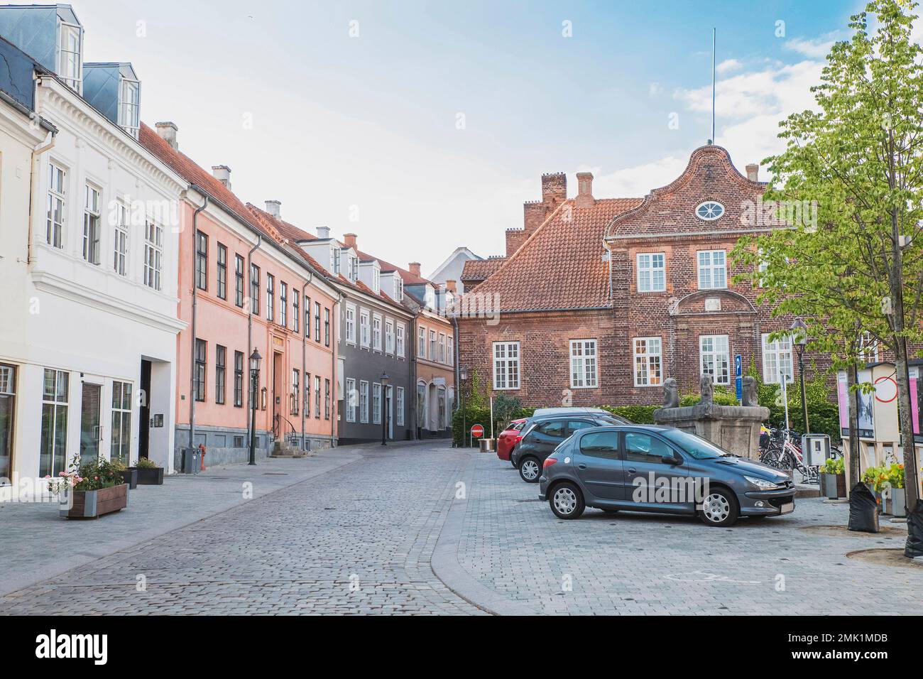 Wunderschöne Straße mit alten Häusern mit Ziegeldach in Viborg Dänemark Stockfoto