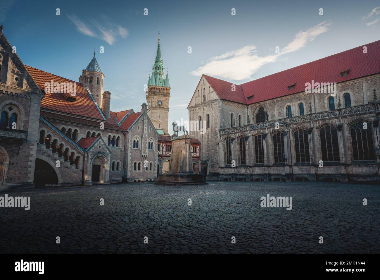 Burgplatz mit Schloss Dankwarderode, Löwe Brunswick und Rathausturm - Braunschweig, Niedersachsen, Deutschland Stockfoto