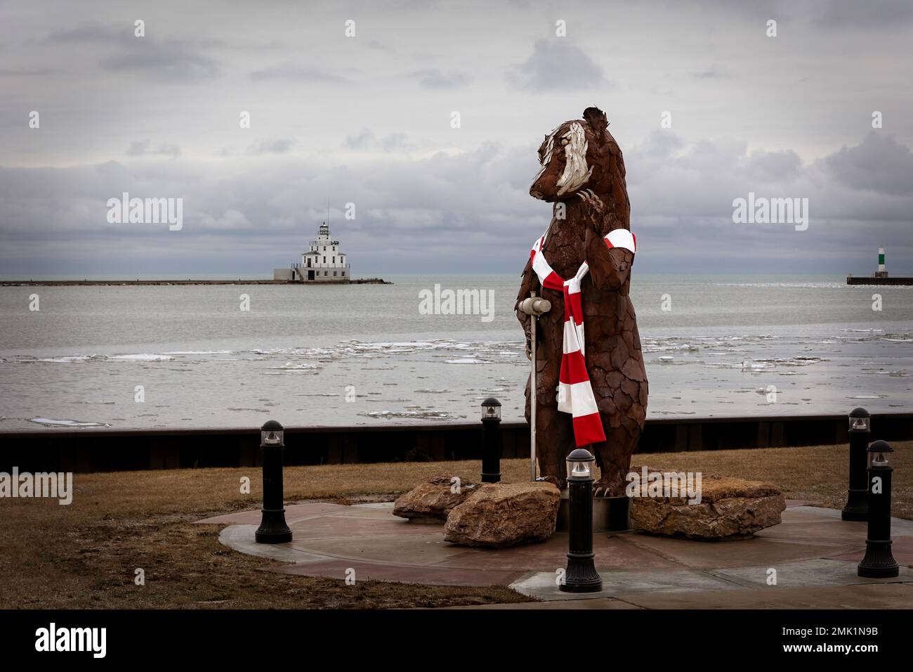 Der Schiffsbauer „The Badger“ mit Schal begrüßt Besucher im Hafengebiet von Manitowoc, Wisconsin. Stockfoto