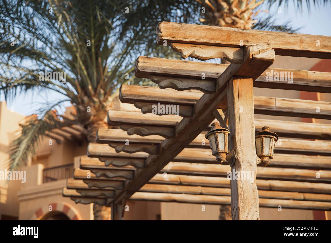 Altes Holzdach von der Sonne unter Palmen in ägypten Stockfoto