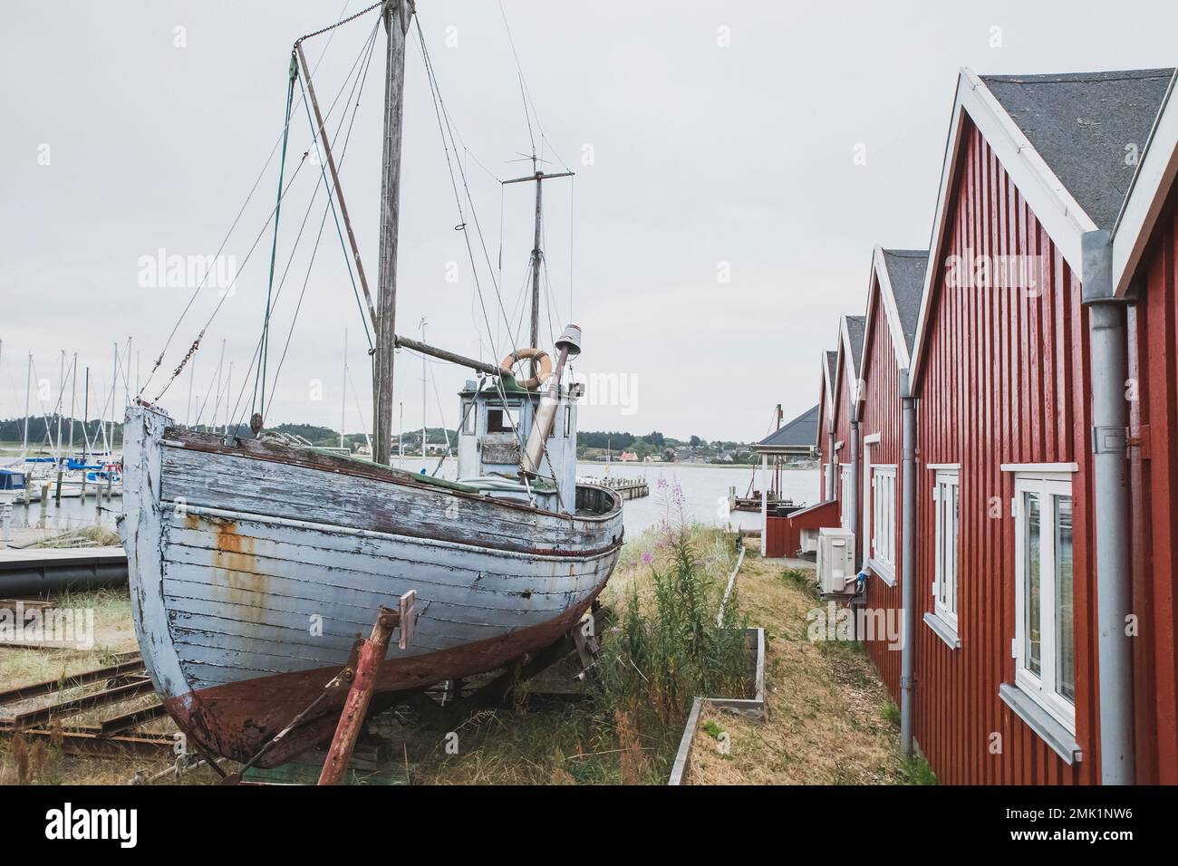 Altes Holzschiff am Ufer des Wirksund-Piers in Dänemark Stockfoto