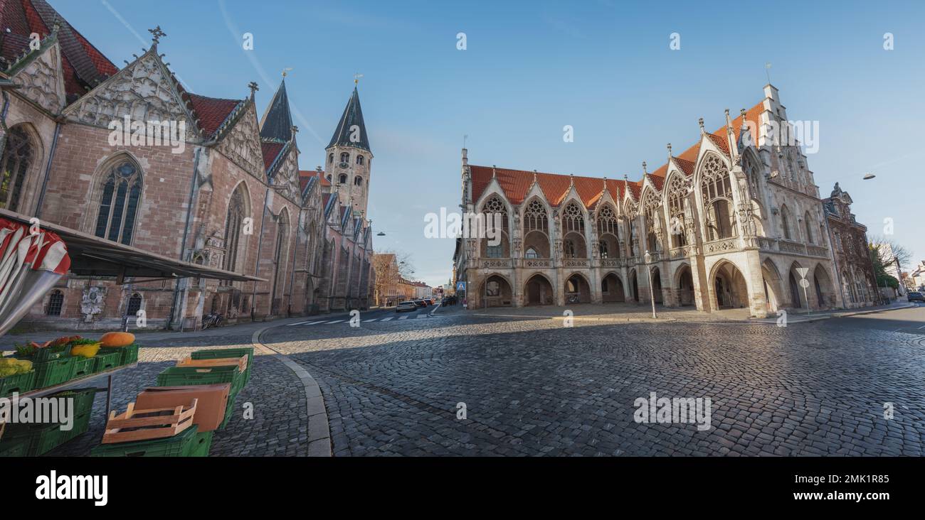 Panoramablick auf den Altstadtmarkt (Altstädter Marktplatz) mit Altstadthaus und St. Martini-Kirche - Braunschweig, Niedersachsen, Deutschland Stockfoto