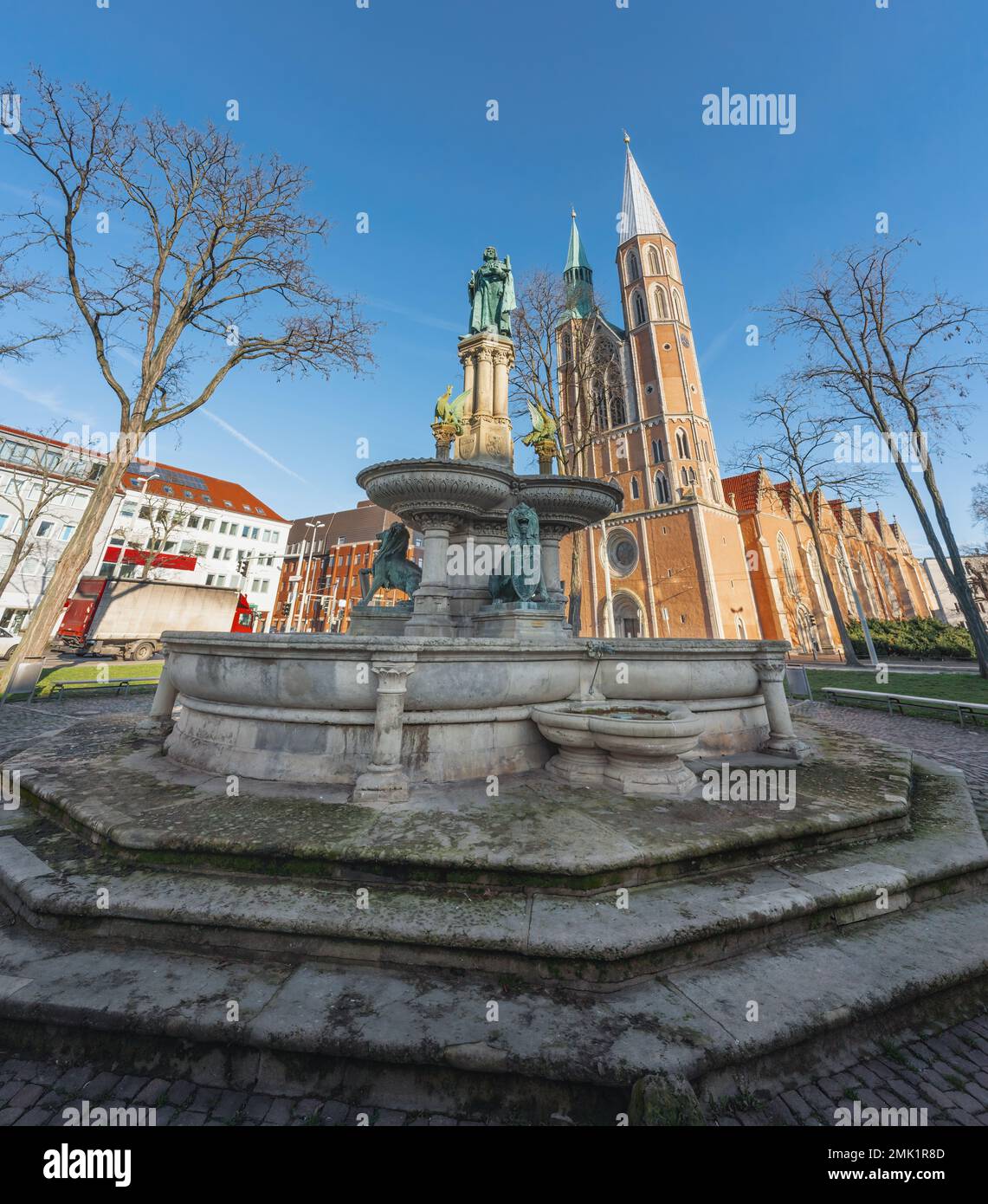 Heinrichsbrunnen (Heinrichsbrunnen) vor dem St. Katharinenkirche - Braunschweig, Niedersachsen, Deutschland Stockfoto