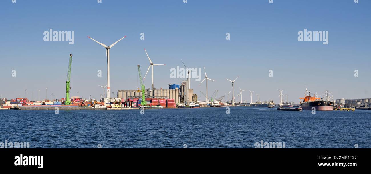 Antwerpen, Belgien - August 2022: Weitwinkelblick auf Kräne, Schiffe und Windturbinen im Hafen der Stadt Stockfoto