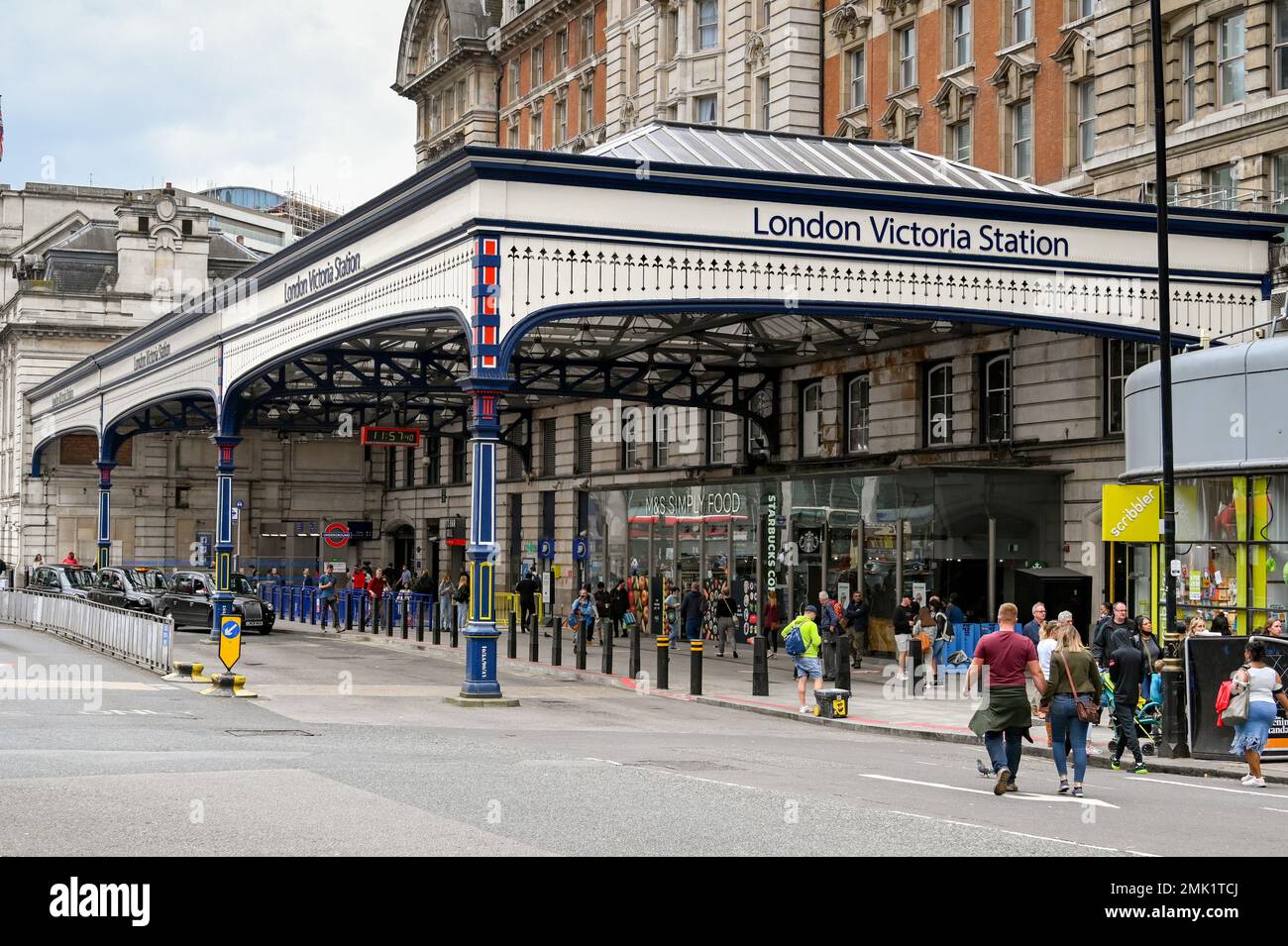 London, Vereinigtes Königreich - August 2022: Personen, die den Londoner Bahnhof Victoria betreten und verlassen Stockfoto